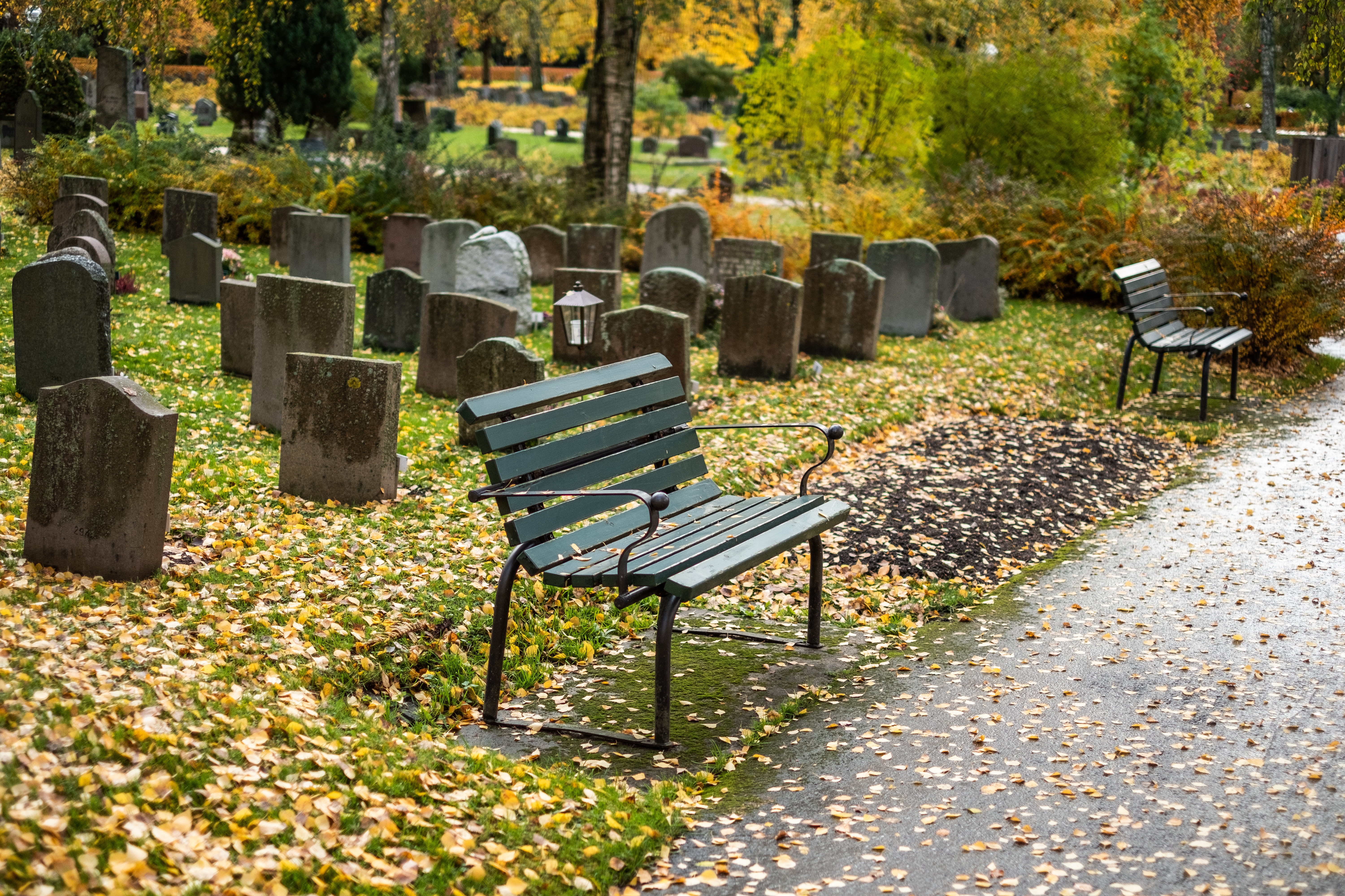 Höstlöv har börjat täcka marken på kyrkogården.