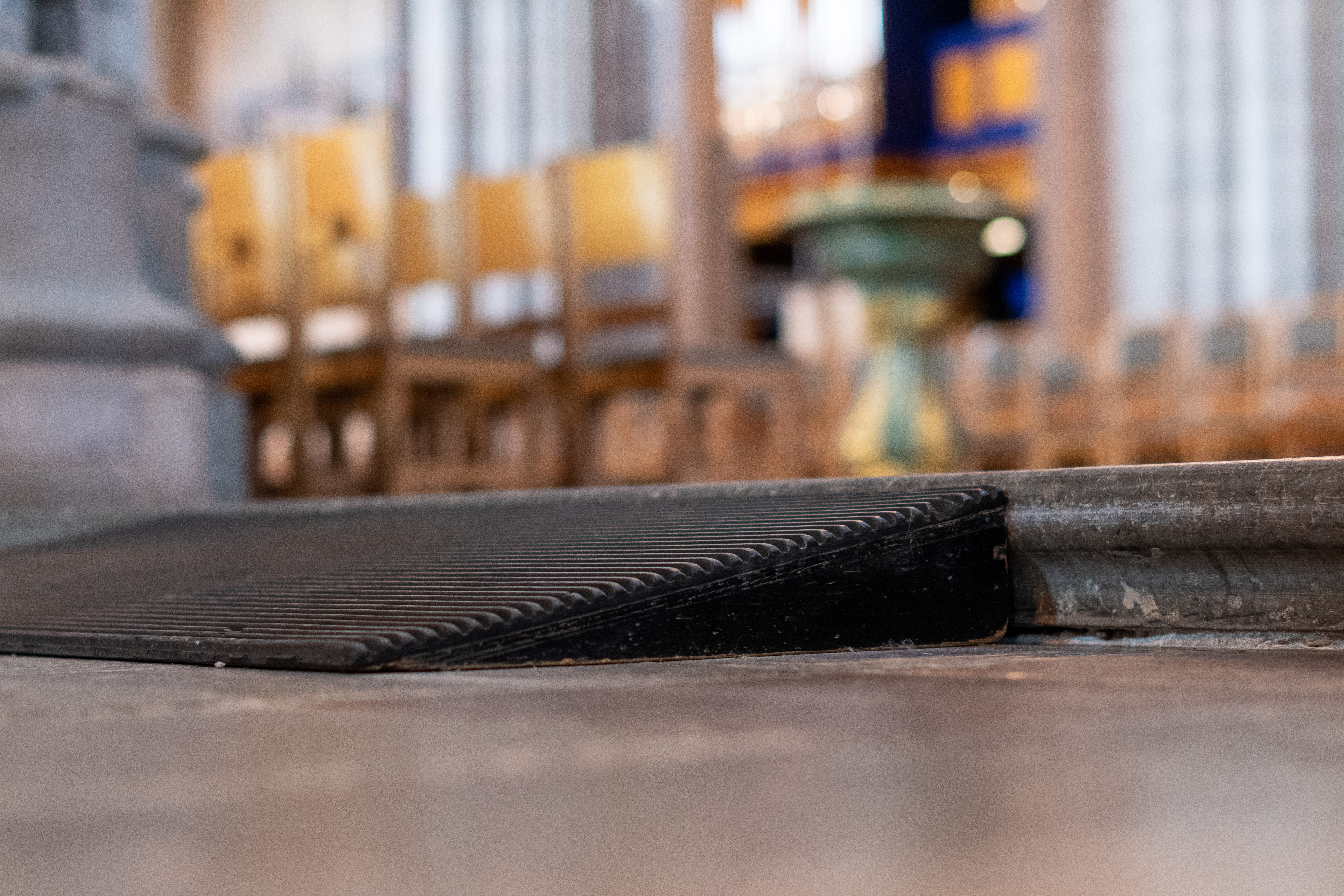 En ramp som underlättar för rullstolar, rollatorer och barnvagnar i en kyrka.