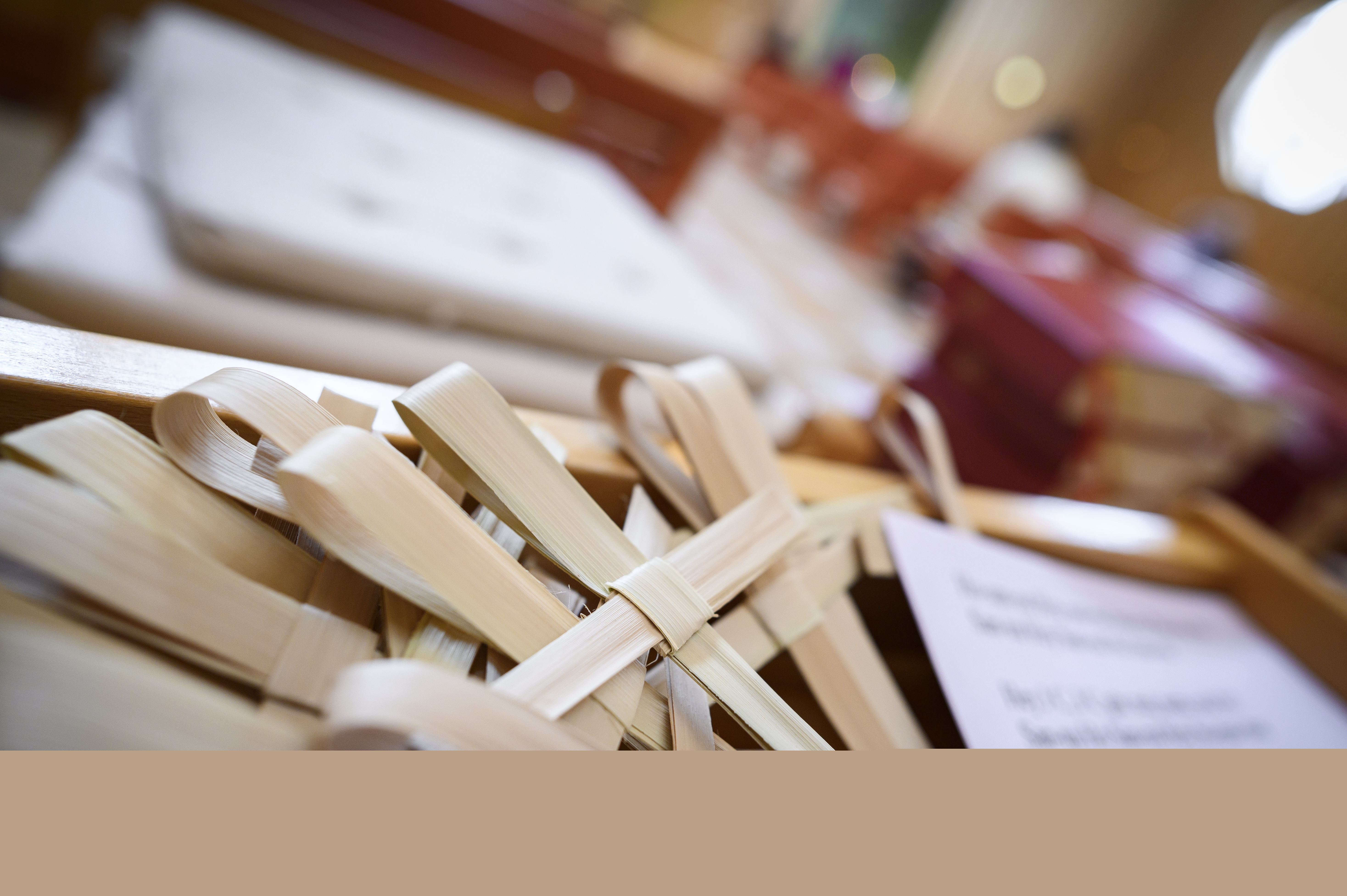 Små kors gjorda av palmblad ligger i en hög vid ingången till kyrkan.