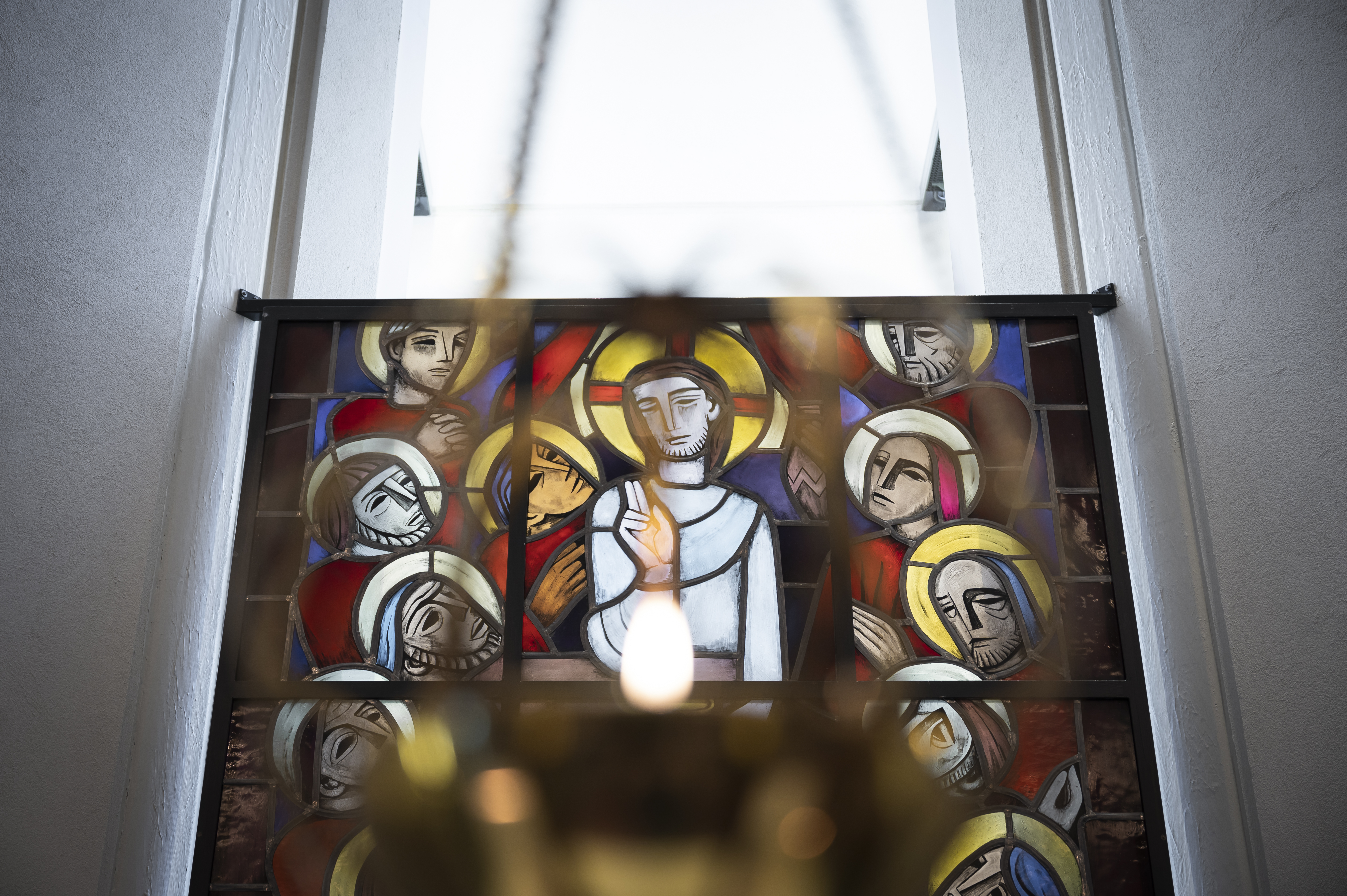 En kyrkfönster som föreställer Jesus och lärljungarna.