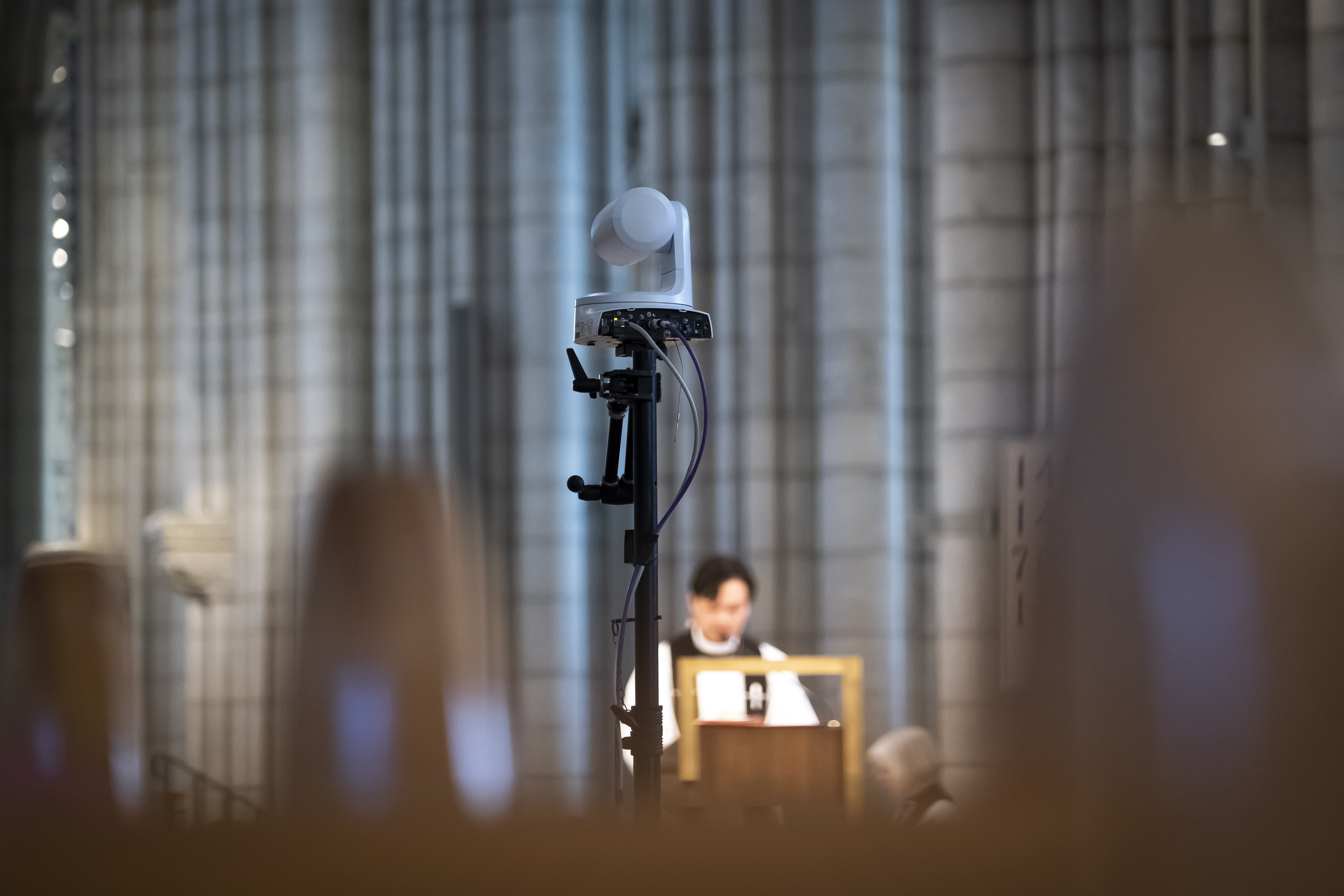 En digitalkamera spelar in en gudstjänst i Uppsala domkyrka.