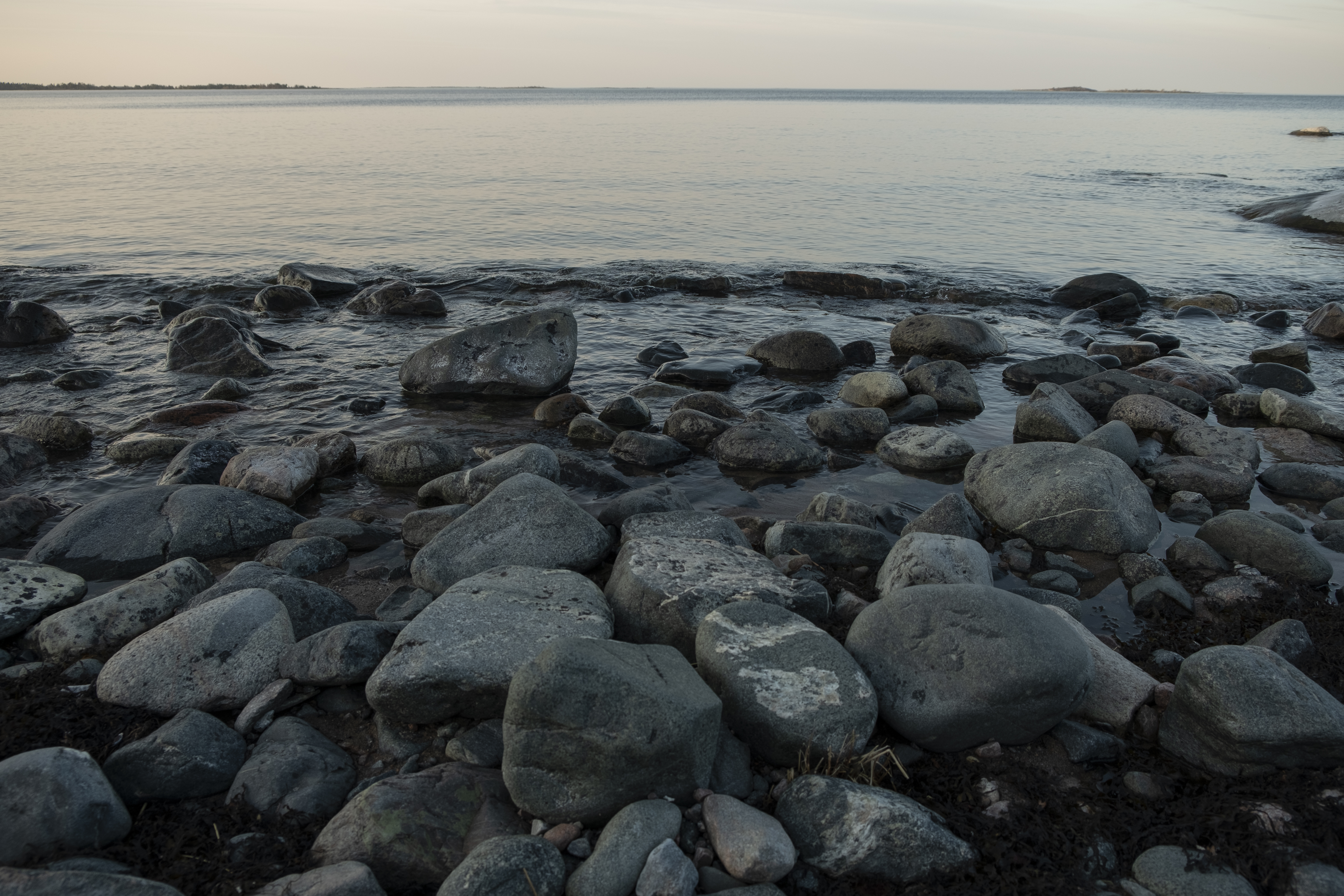 Stenar vid vattenbrynet i skärgården.