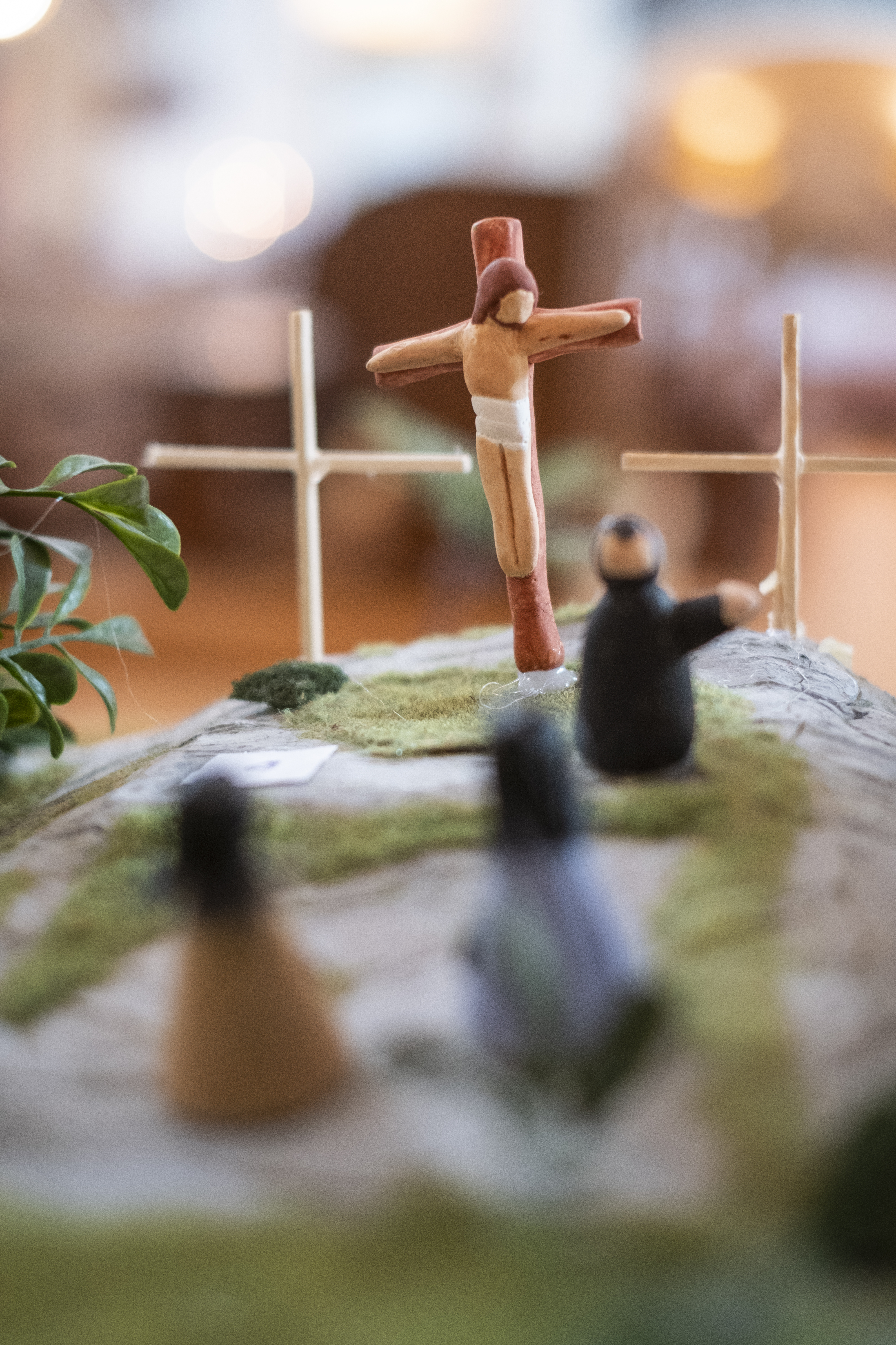 En miniatyrmodell av Jesus korsfästning.