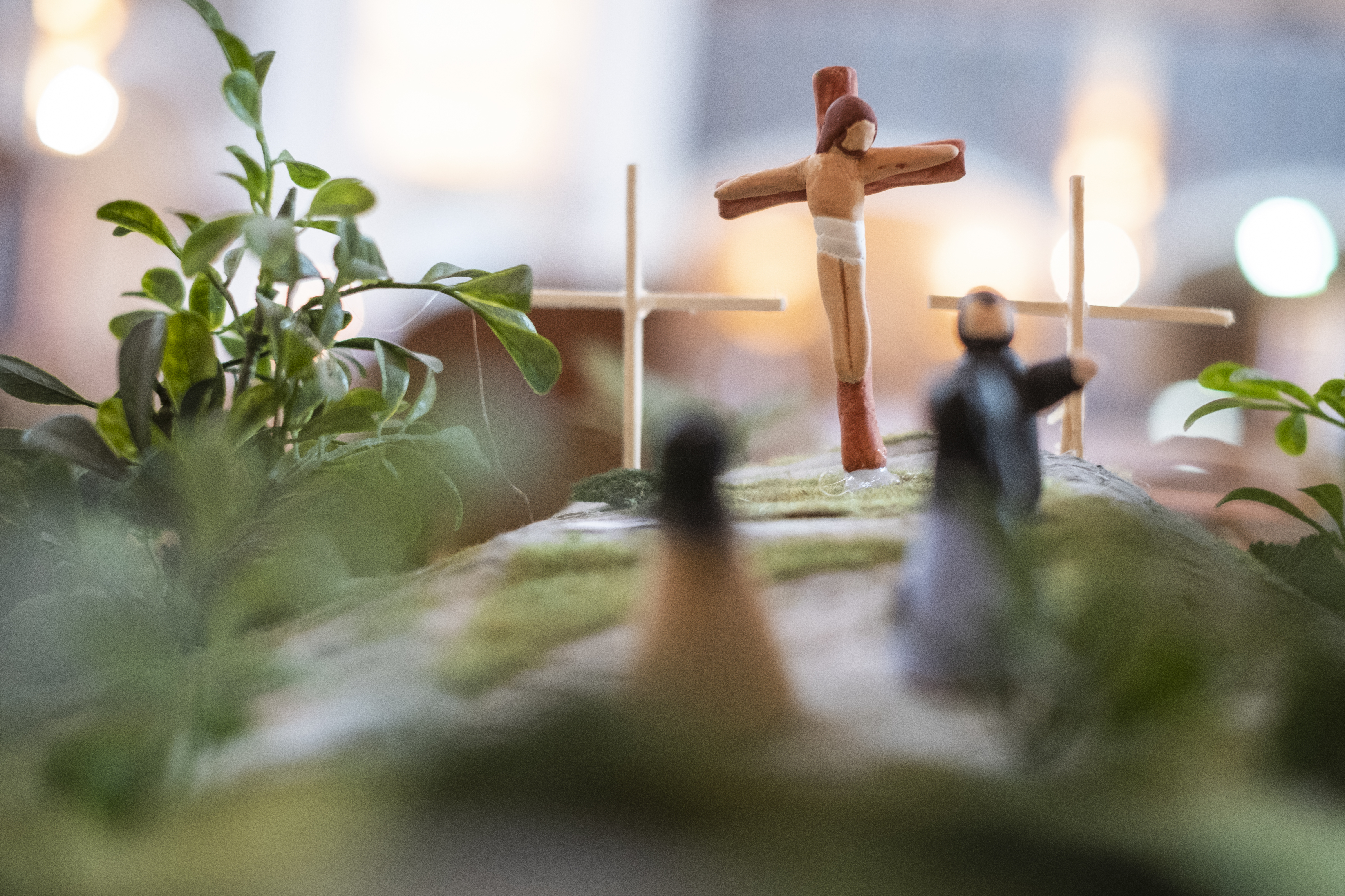 En miniatyrmodell av Jesus korsfästning.