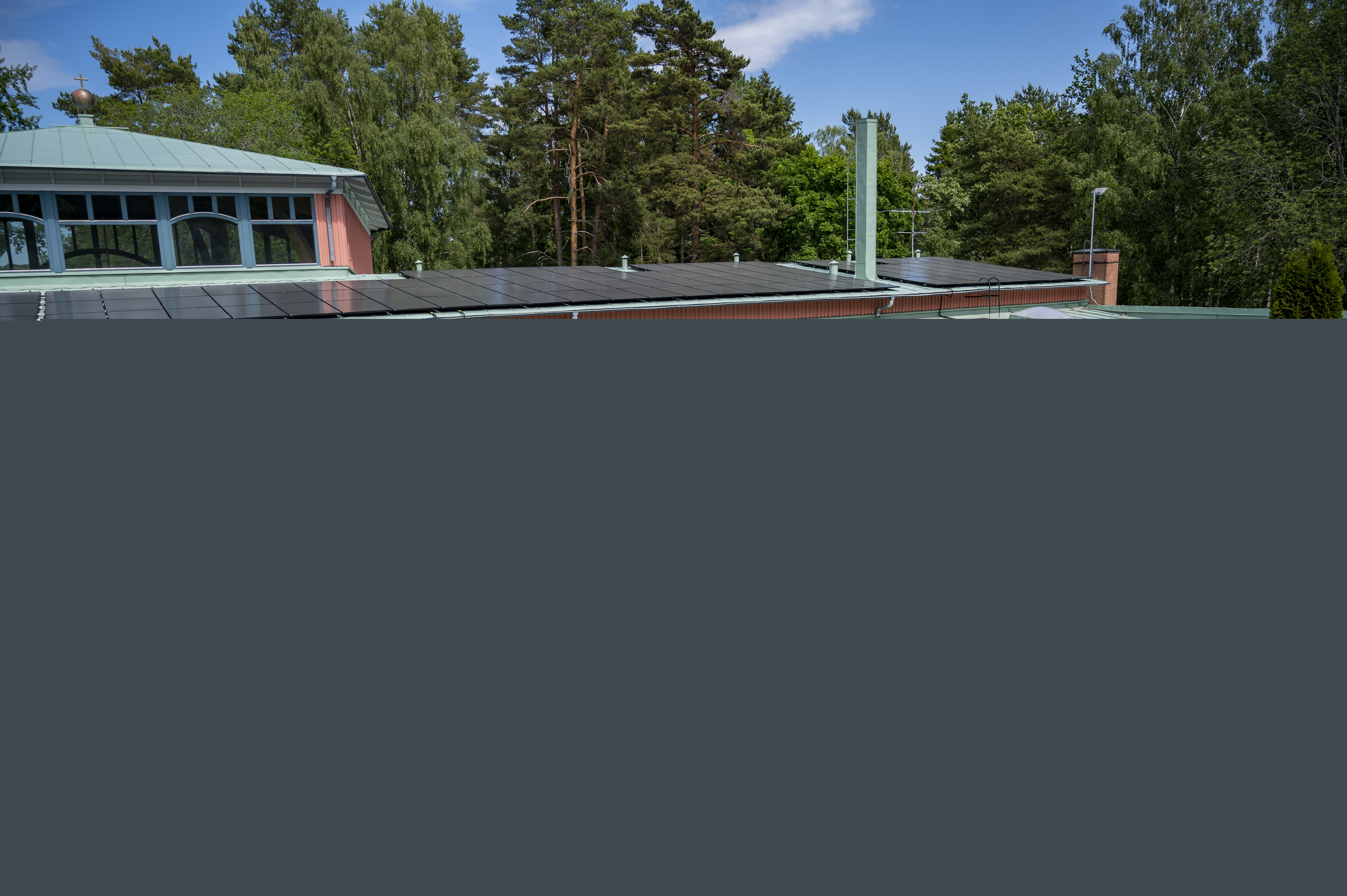 Magdalena kyrkan i Bålsta med solpaneler på taket.