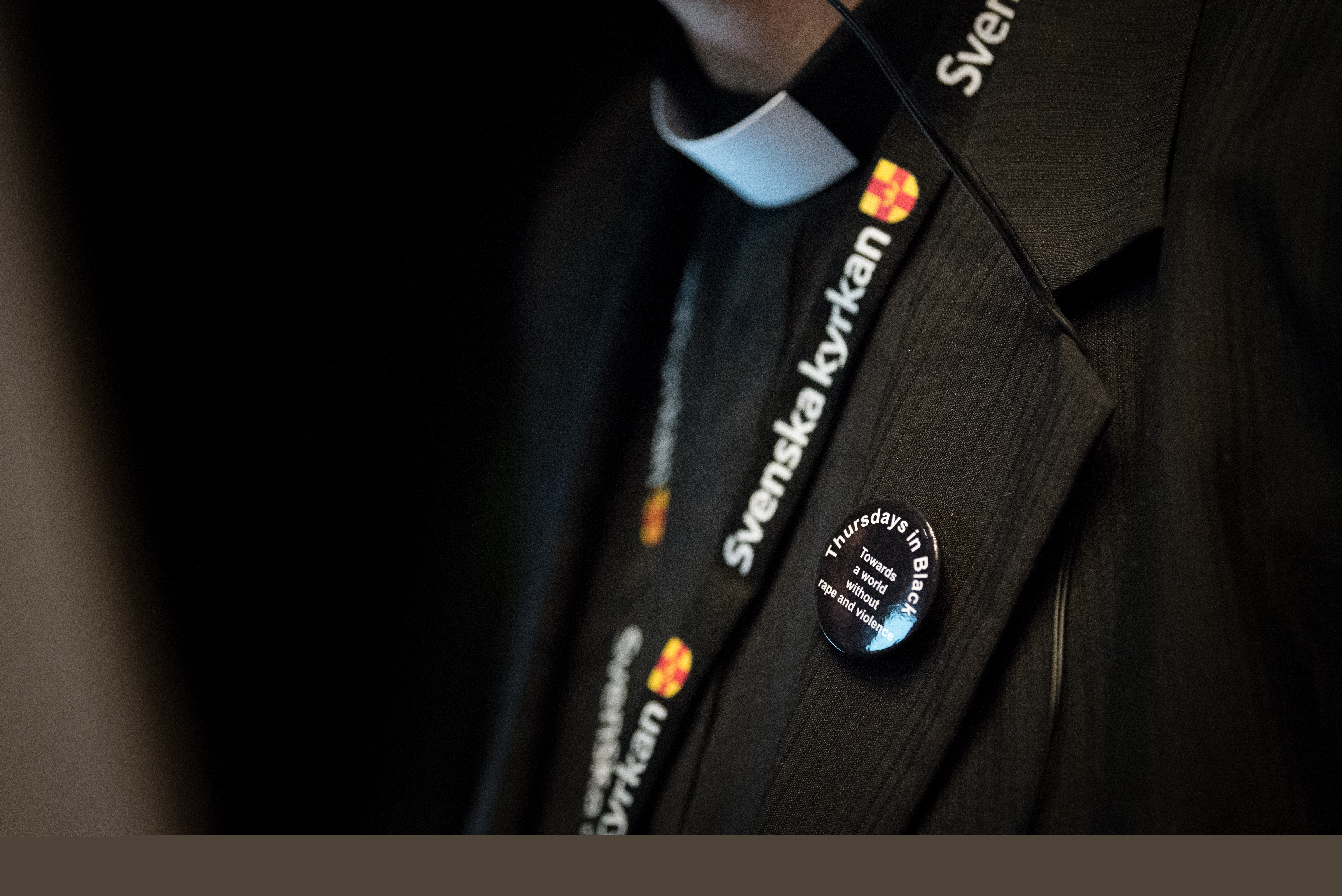 En präst med Svenska kyrkans nyckelband runt halsen.