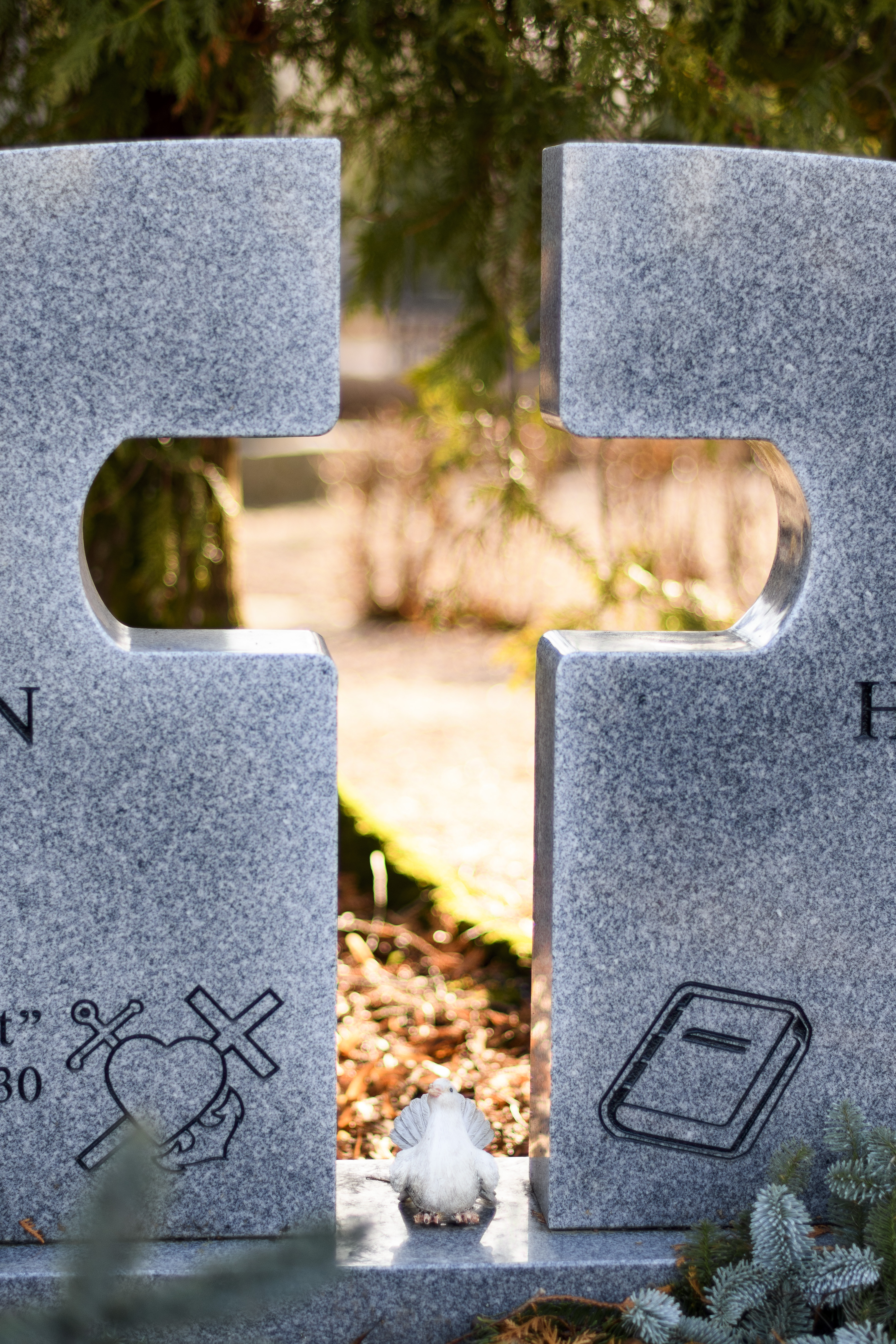 En gravsten med ett urfräst kors.