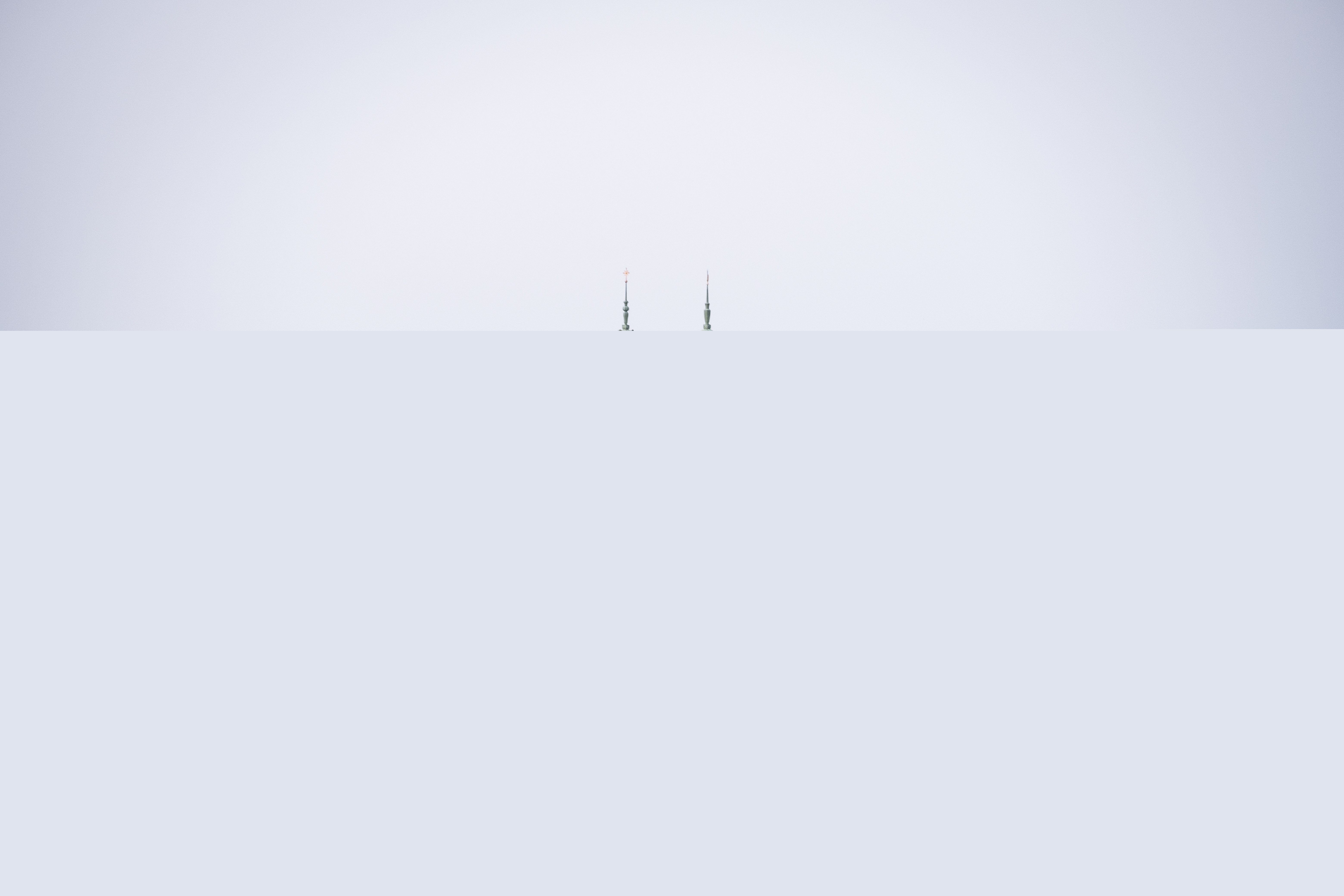 Högalidskyrkan på Södermalm sticker upp bakom några bostadshus.