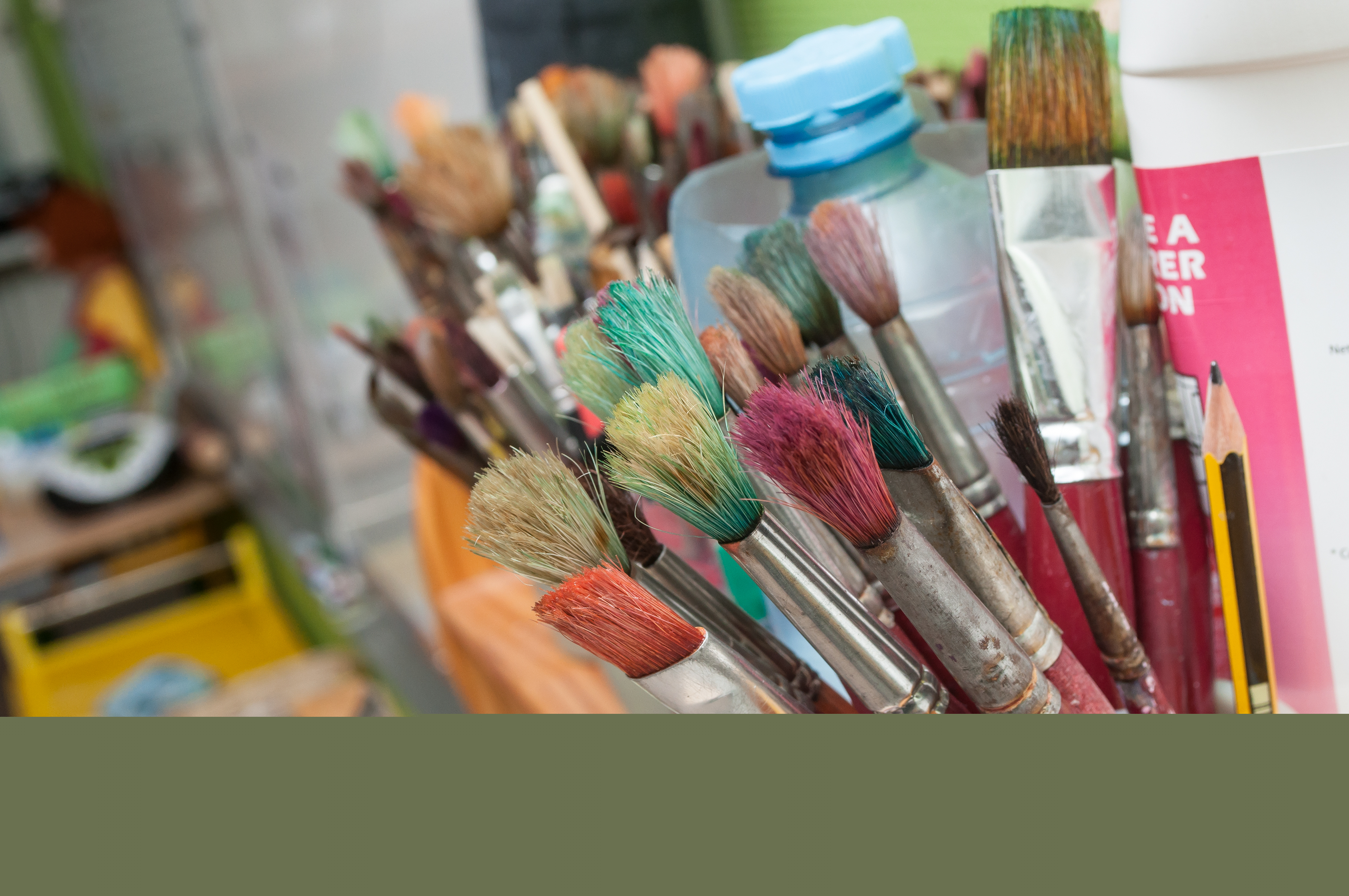 Närbild på målarpenslar i en kopp.