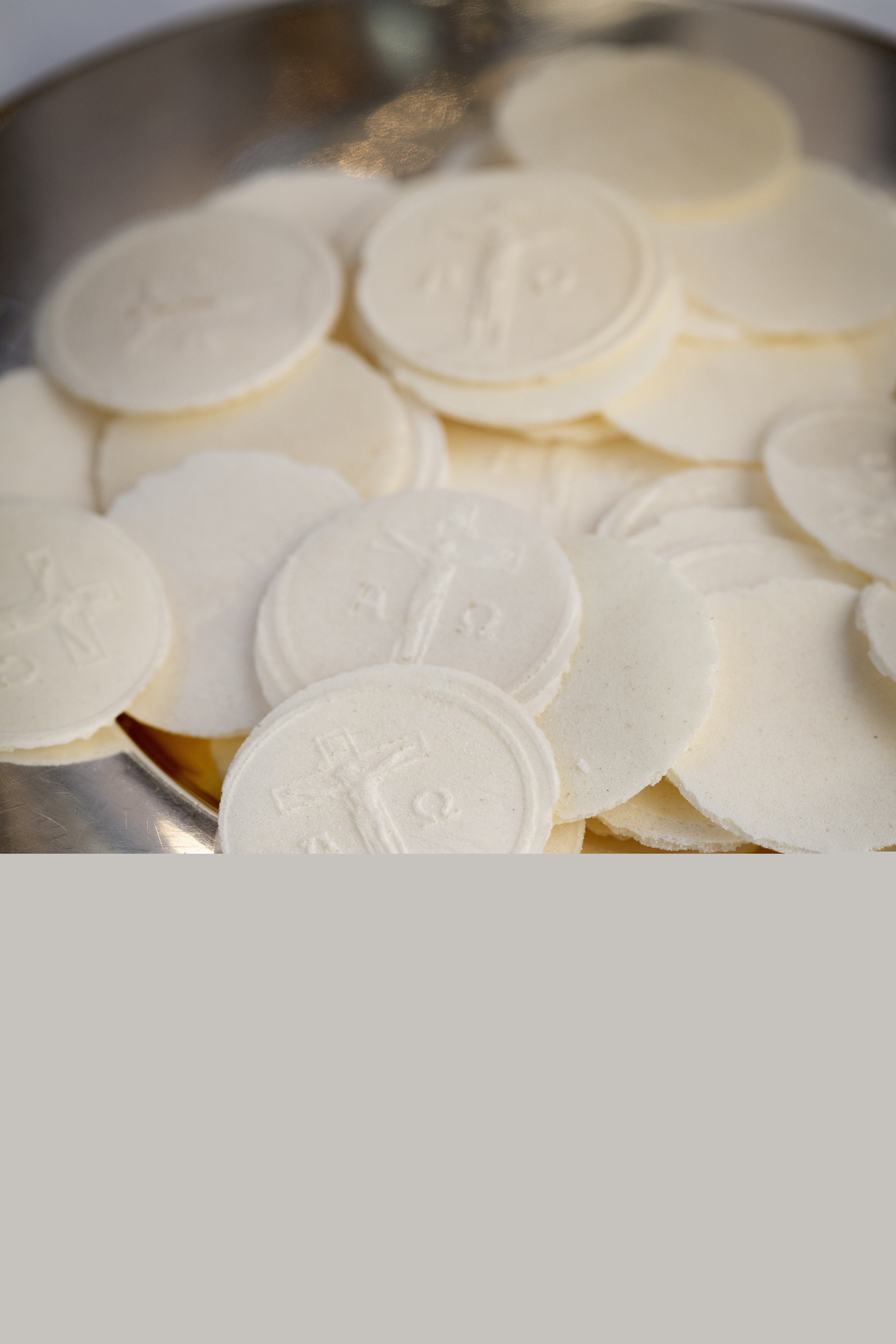 Ett silverfat med oblater.