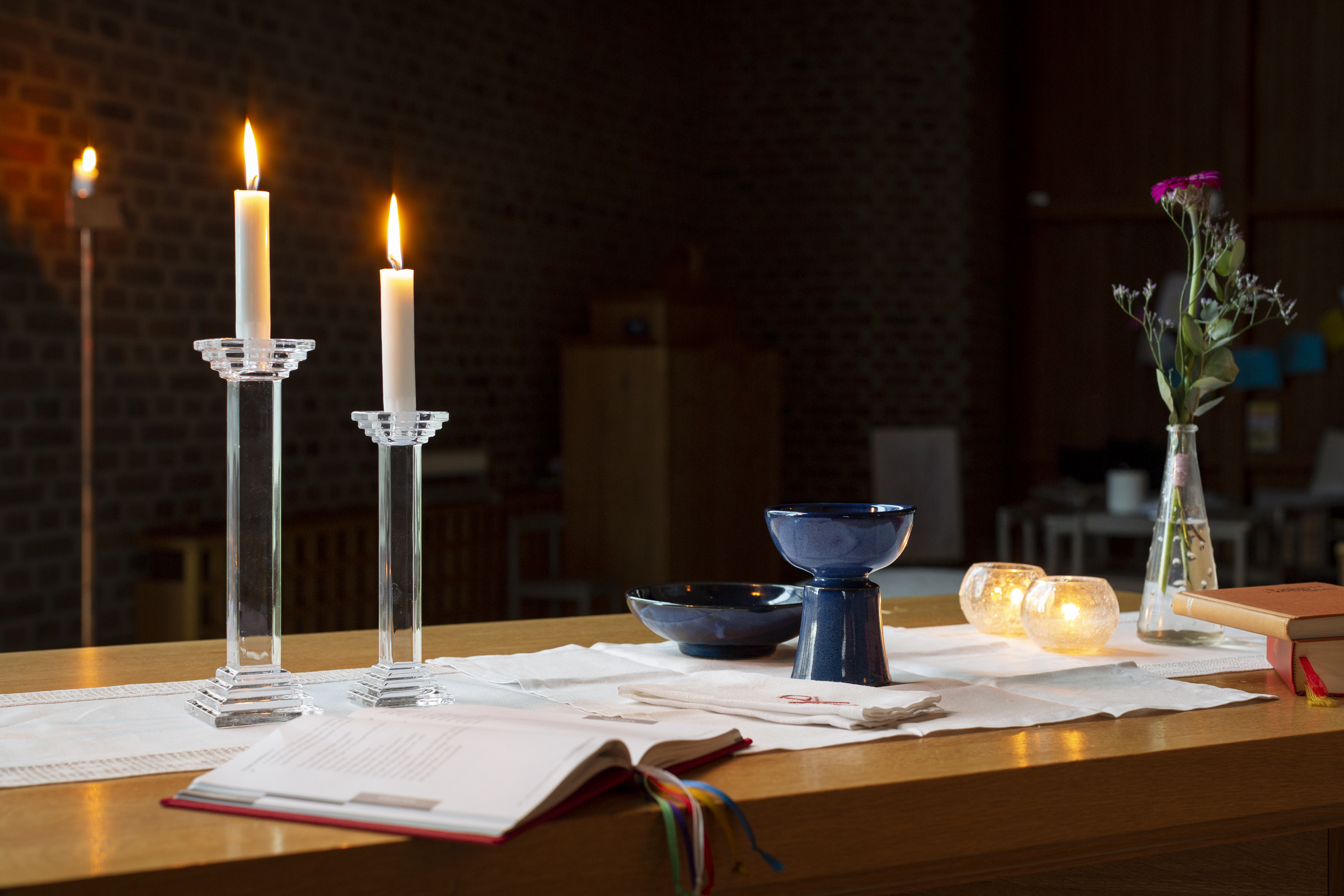 Nattvarden står uppdukad på altaret.