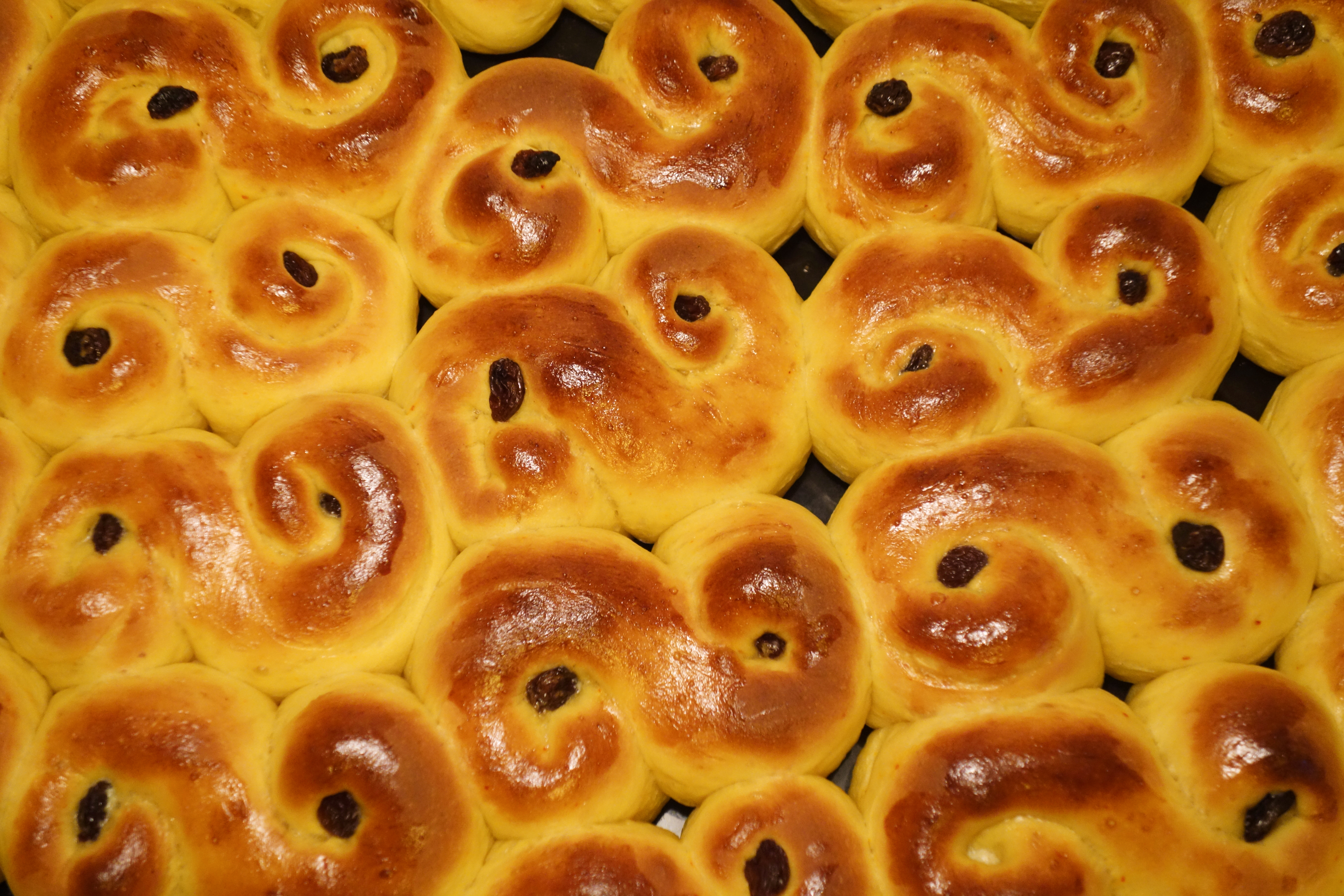 En plåt med nybakade lussekatter.