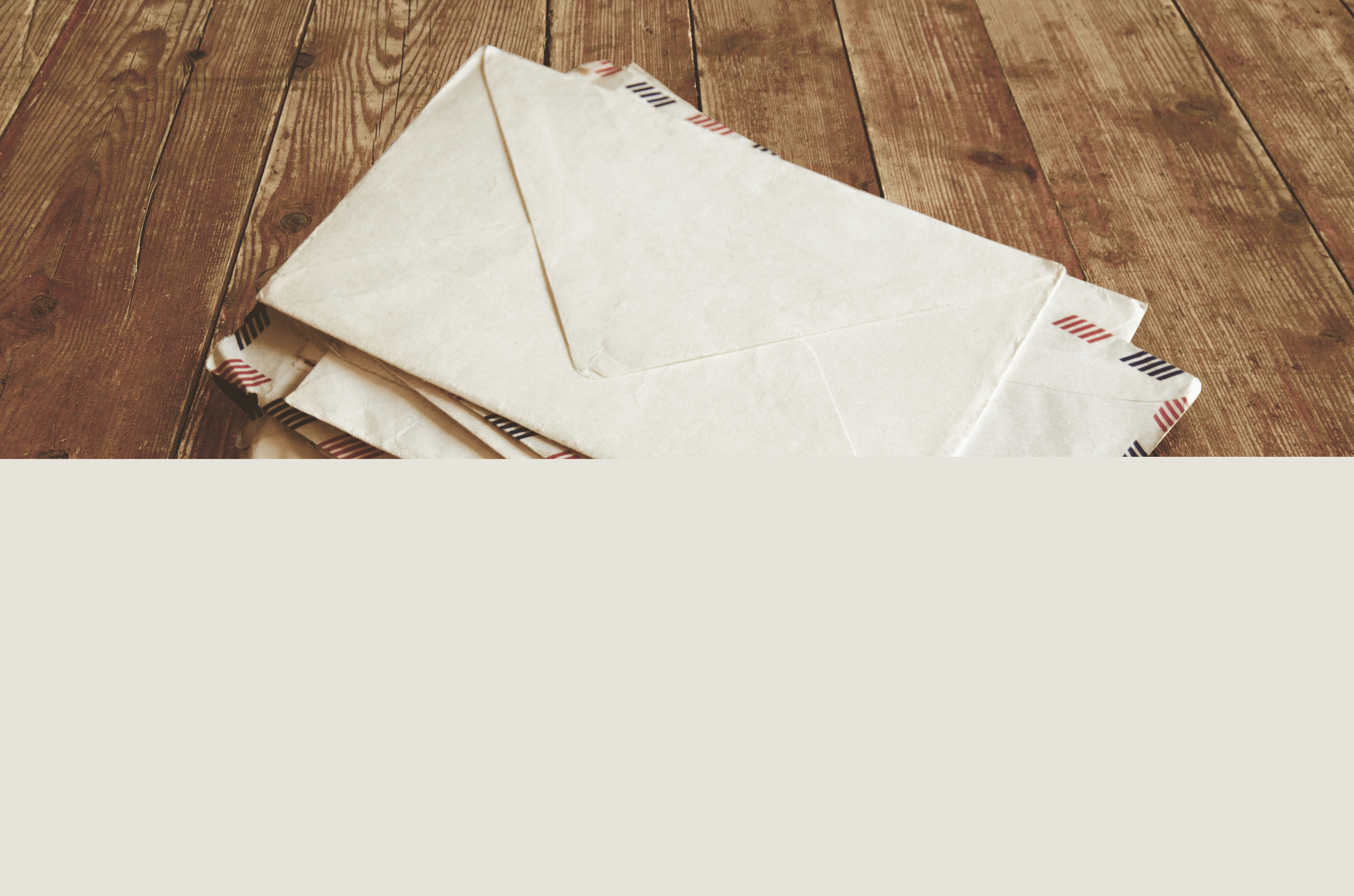 En hög med kuvert på ett bord.