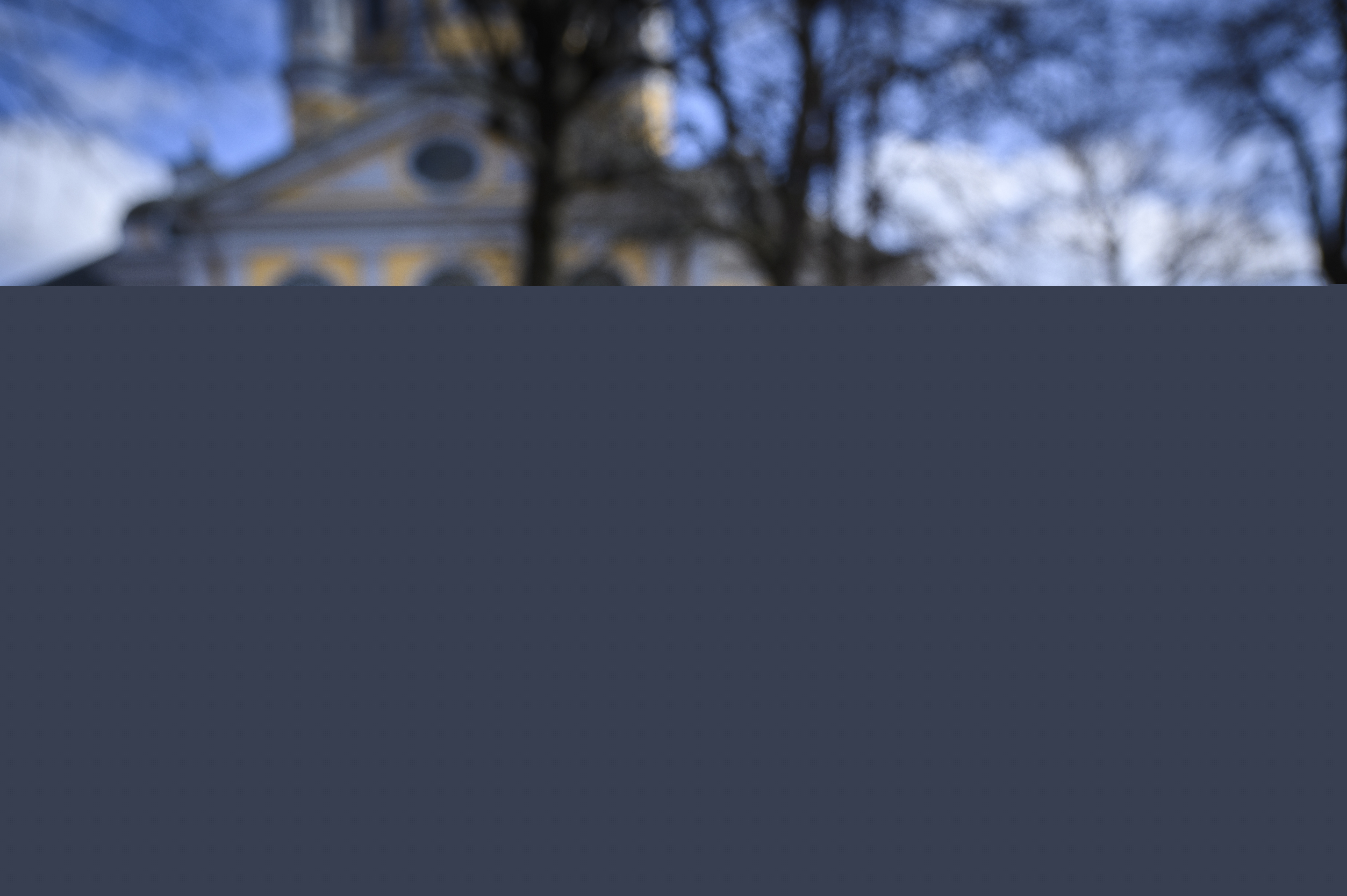 Snödroppar utanför en kyrka.