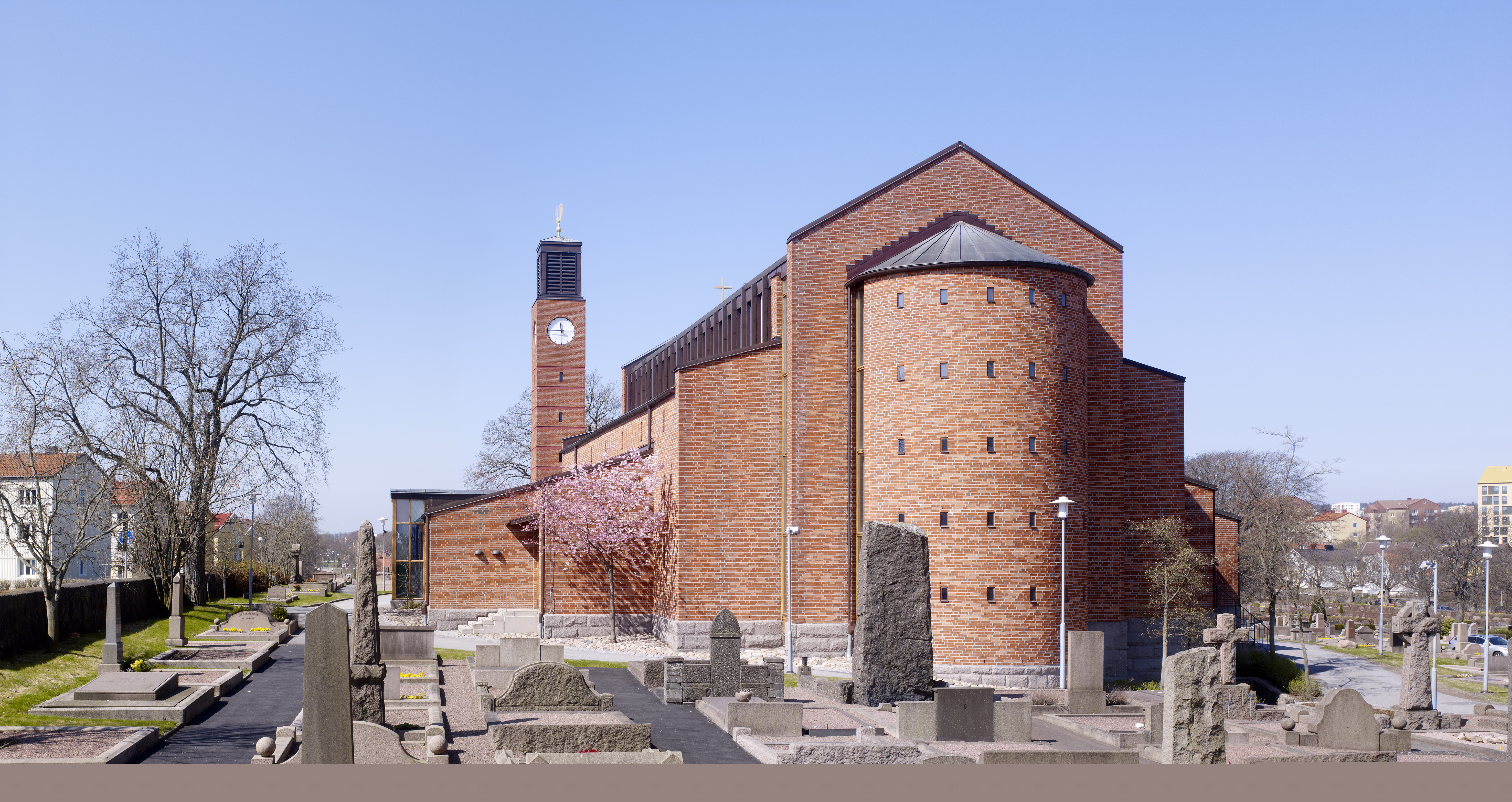 Lundby nya kyrka exteriört. Kyrkan ligger på Lundby nya kyrkogård. Kyrkan är i rött tegel.