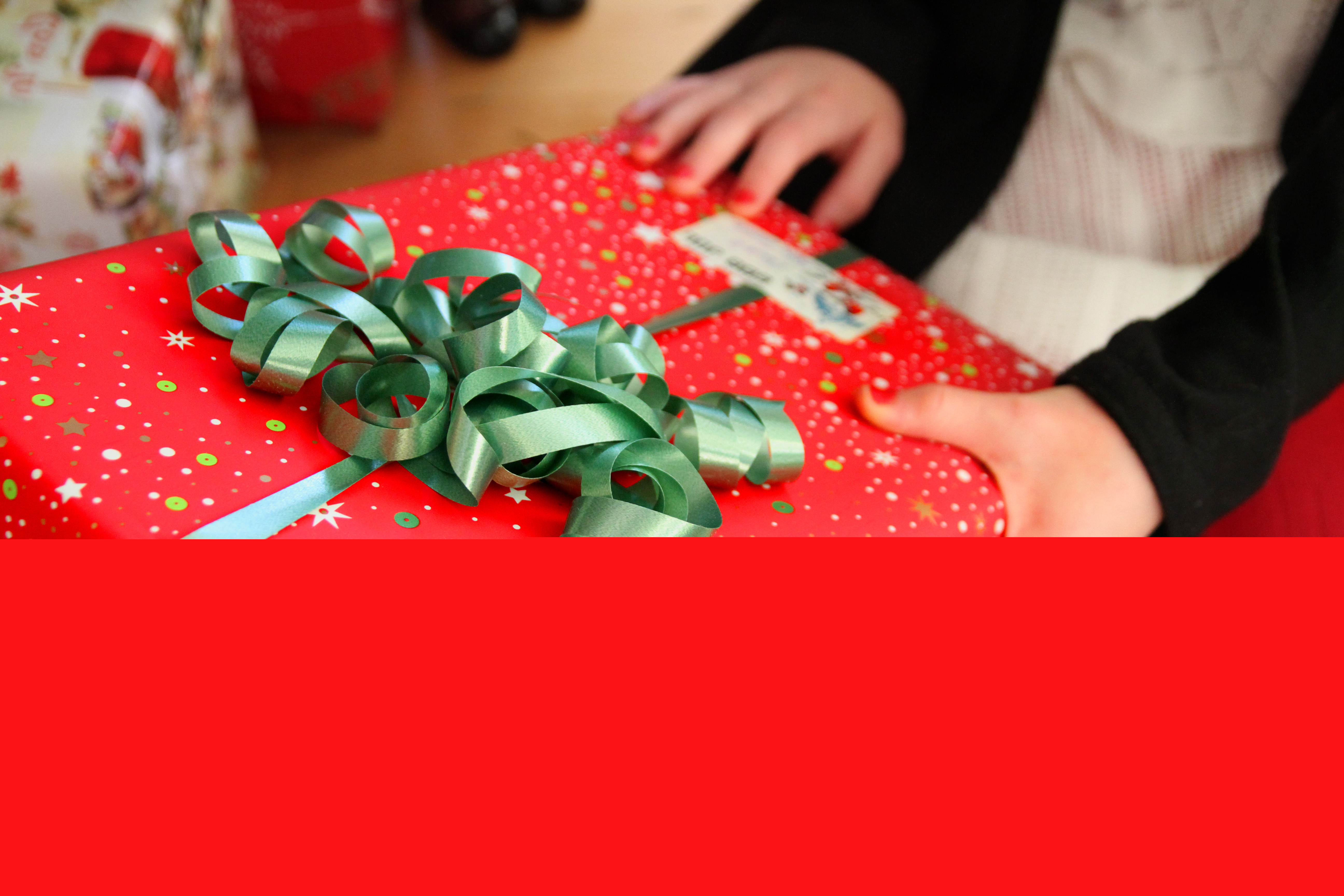 Ett stort rött paket med gröna snören.