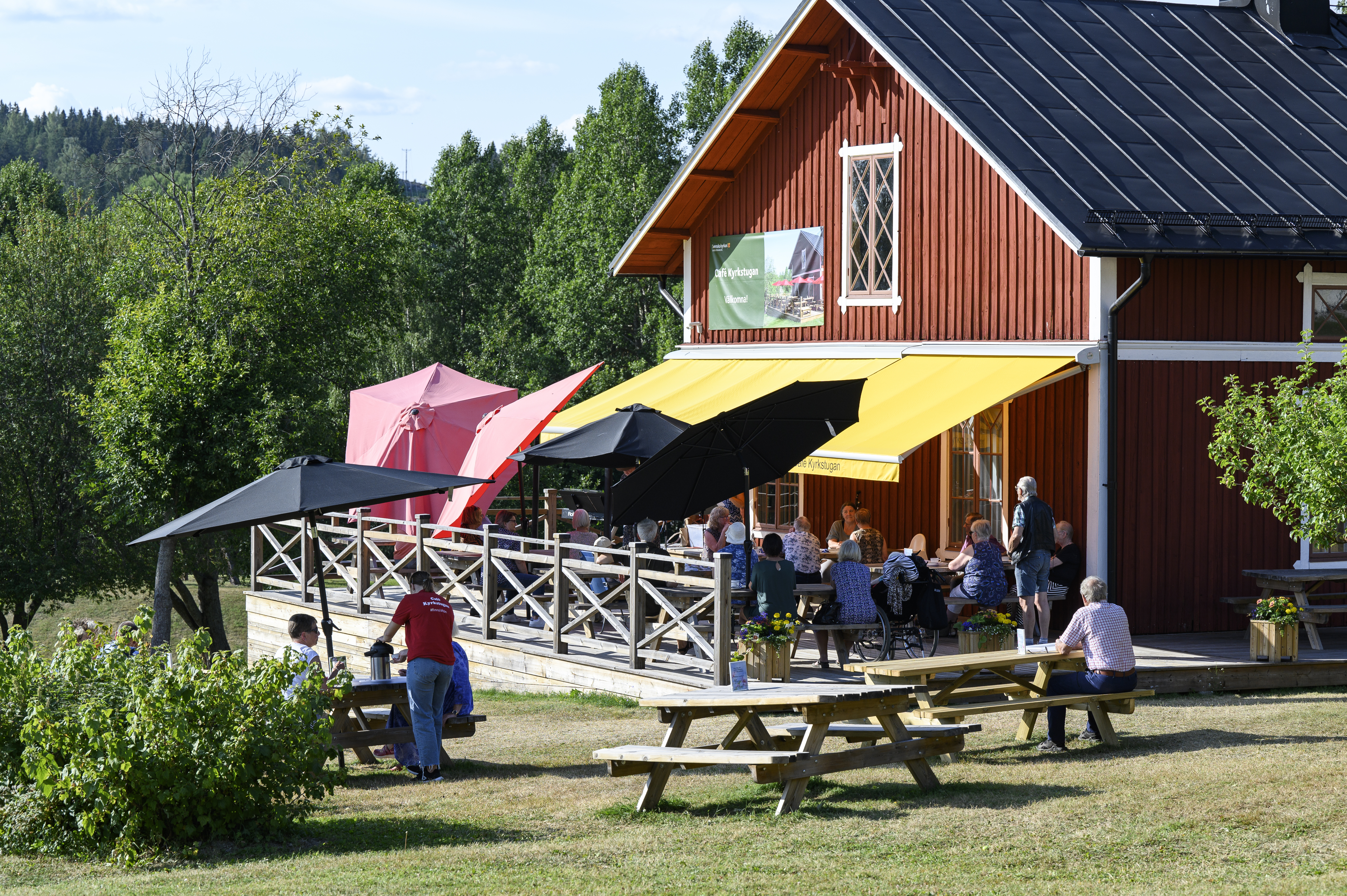 En uteservering full av gäster.