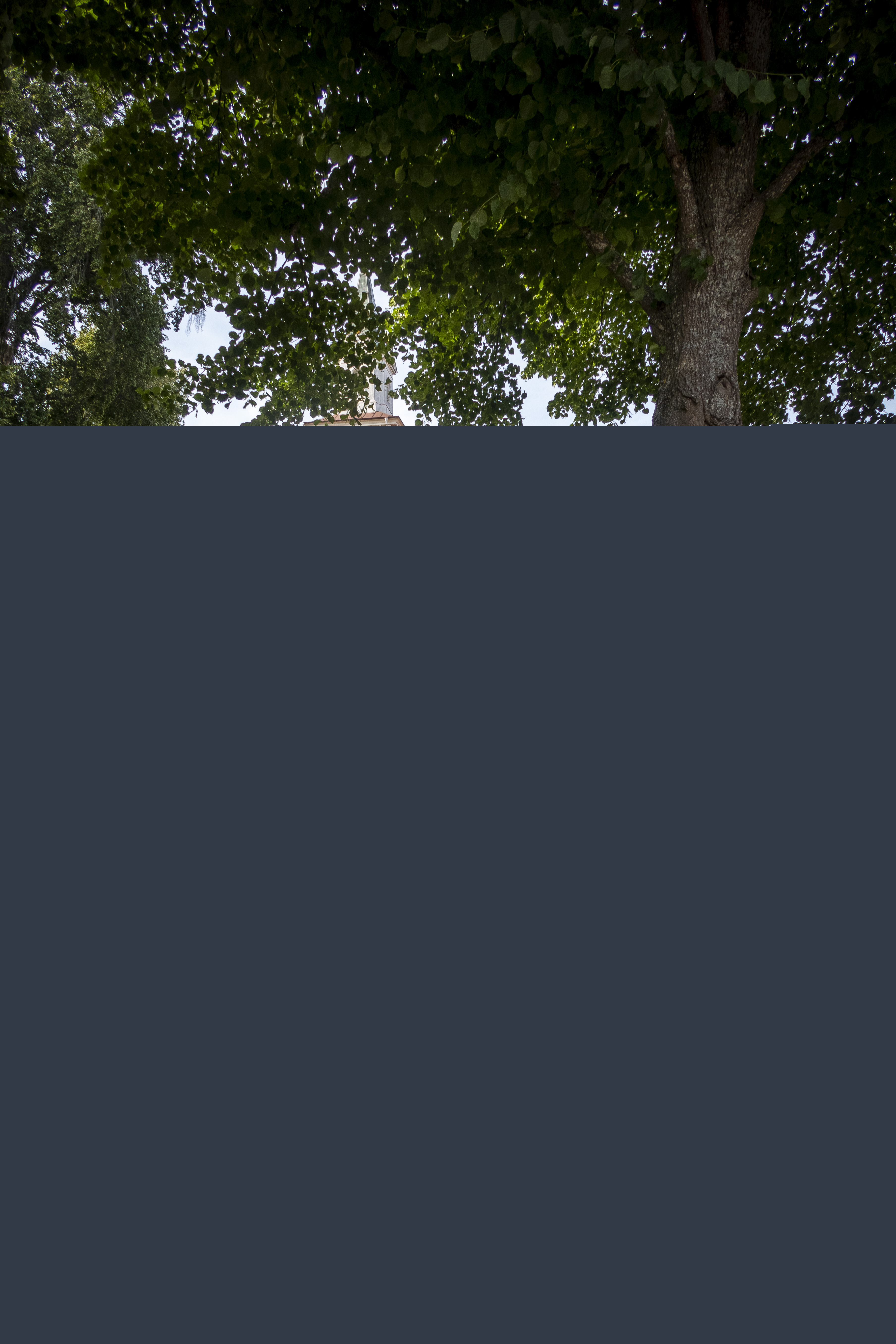 En stentrappa. En kyrka i bakgrunden.