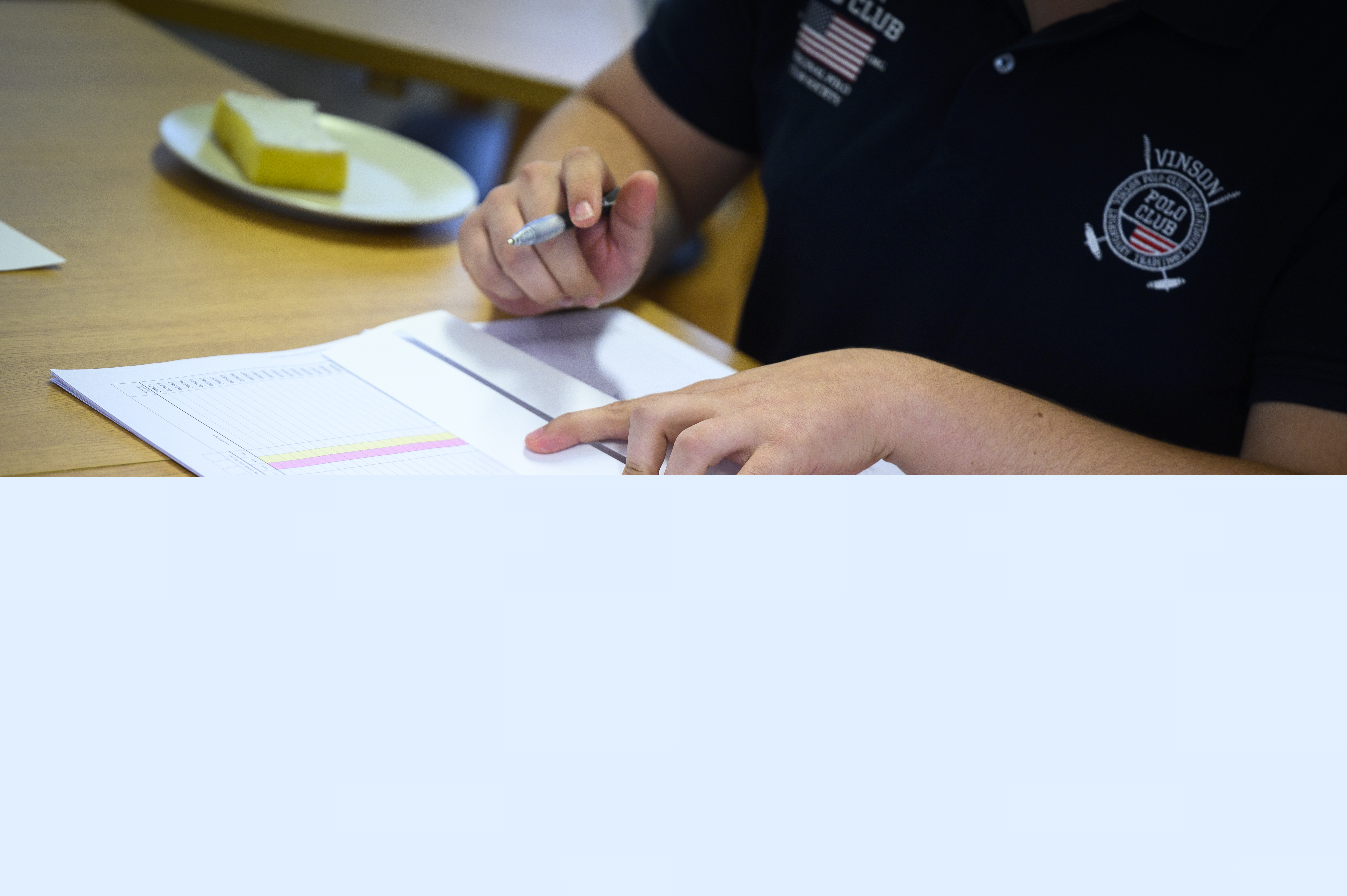 En valarbetare prickar av på en lista dem som lämnat sin röst.