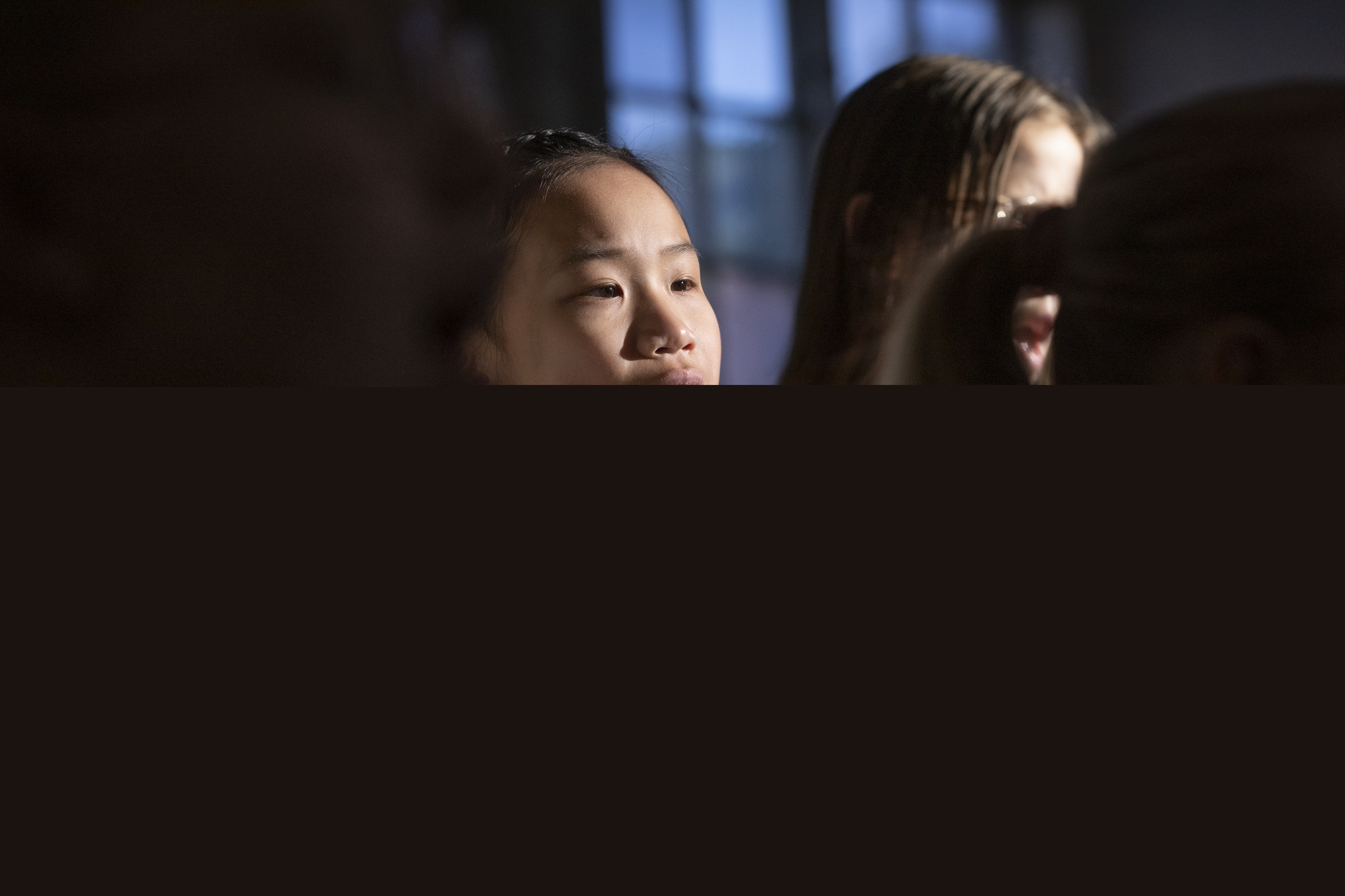 Närbild på medlemmar i en barnkör som sjunger i en kyrka.