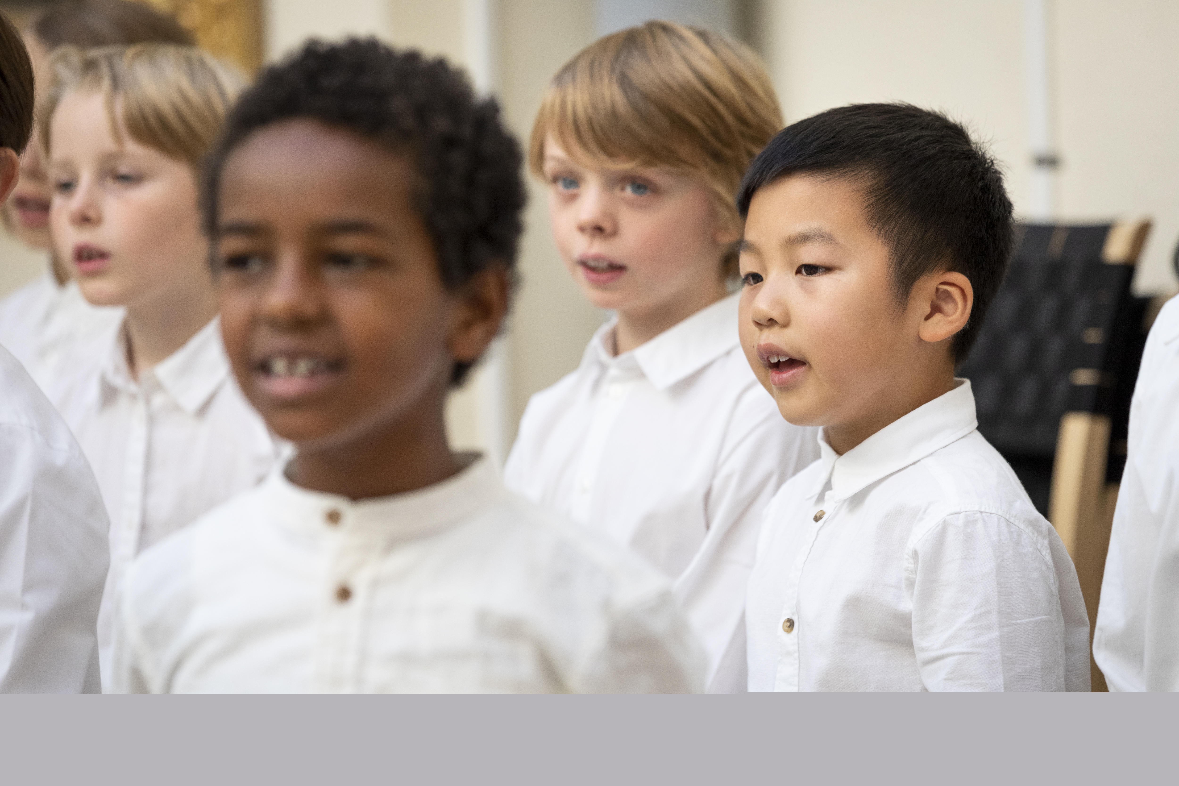 Medlemmar i en barnkör står och sjunger i en kyrka.