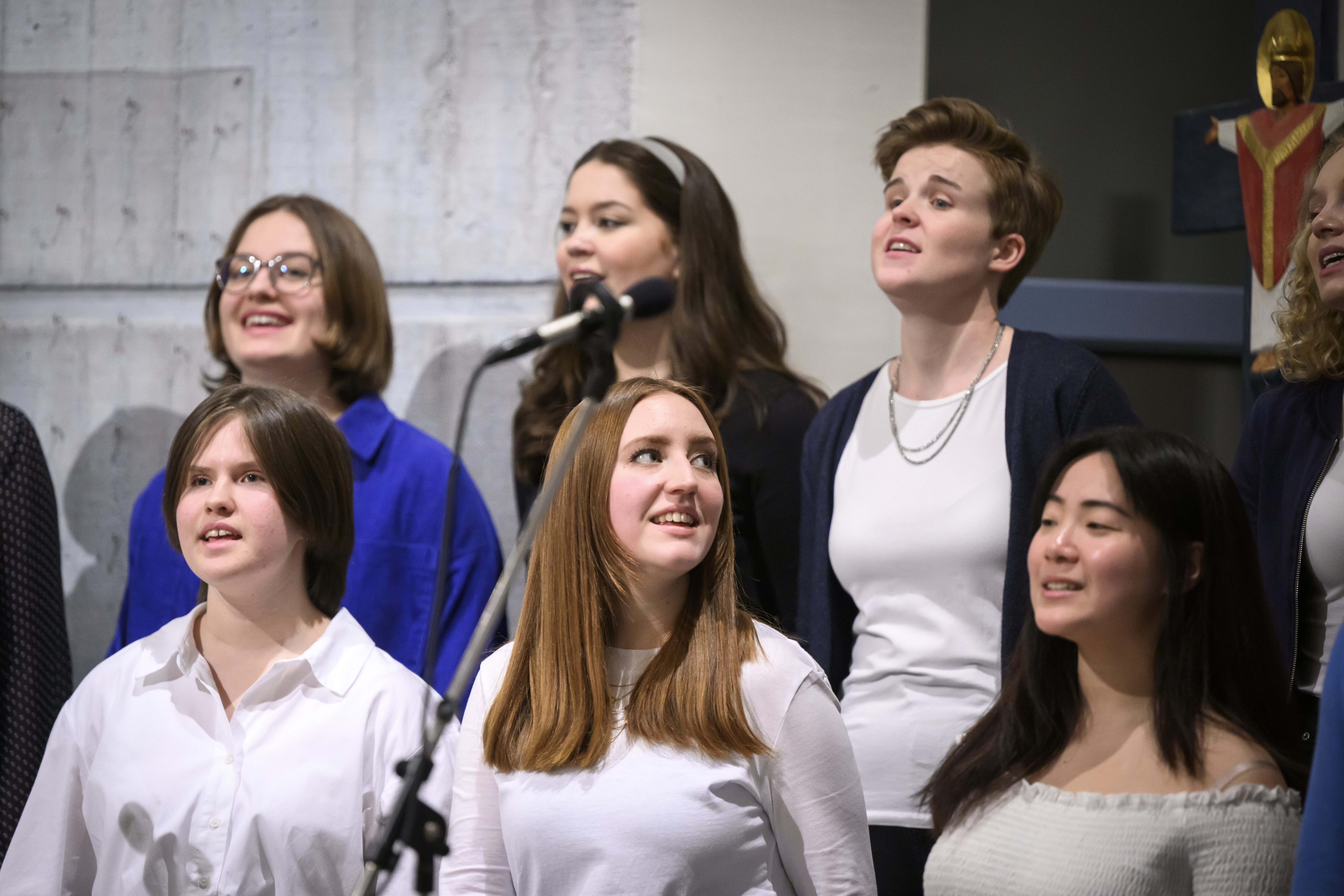 En ungdomskör sjunger i en kyrka.
