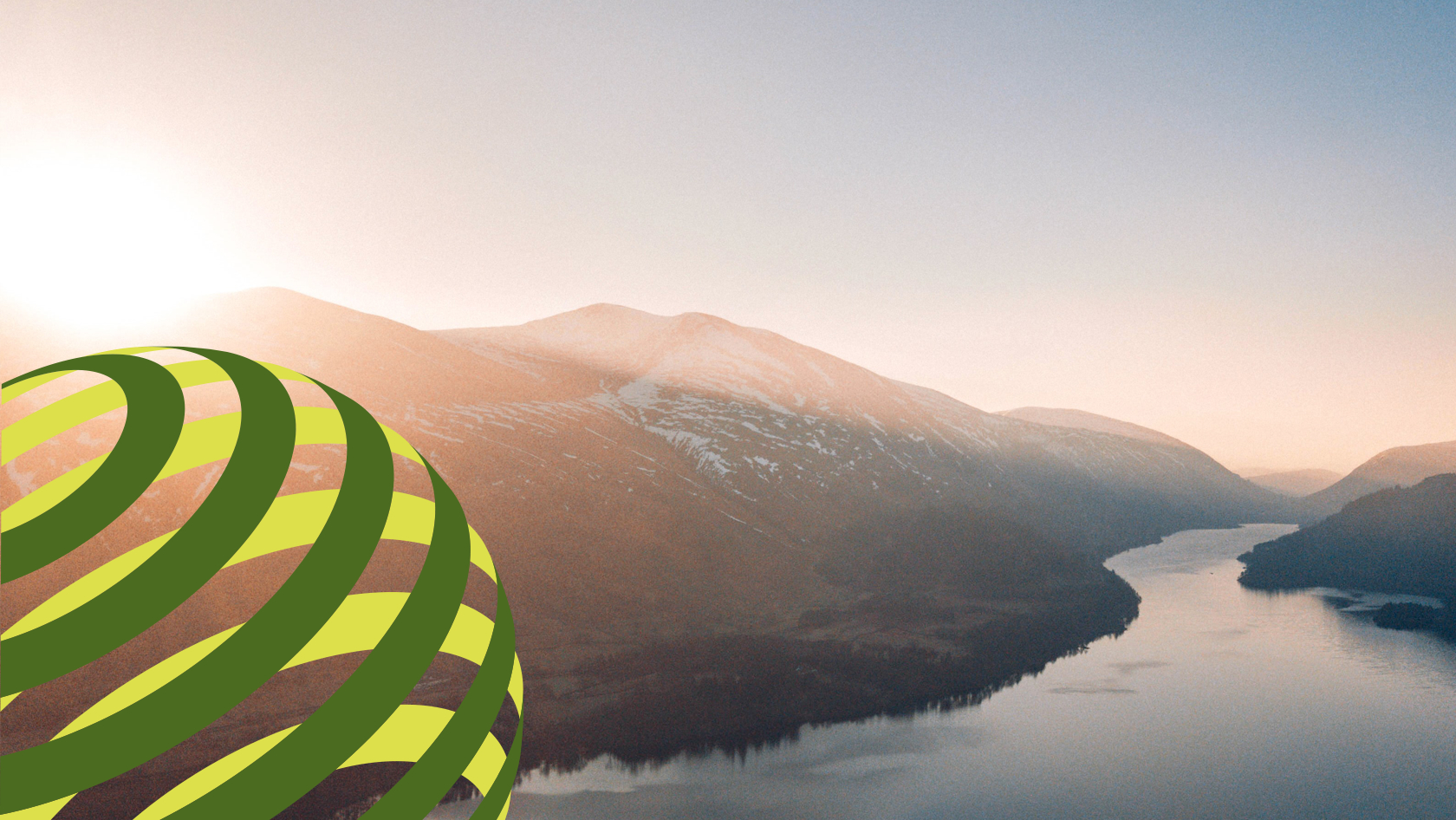 Ett vattendrag mellan höga fjäll. I ena hörnet av bilden ligger ett infällt gröngult klot.