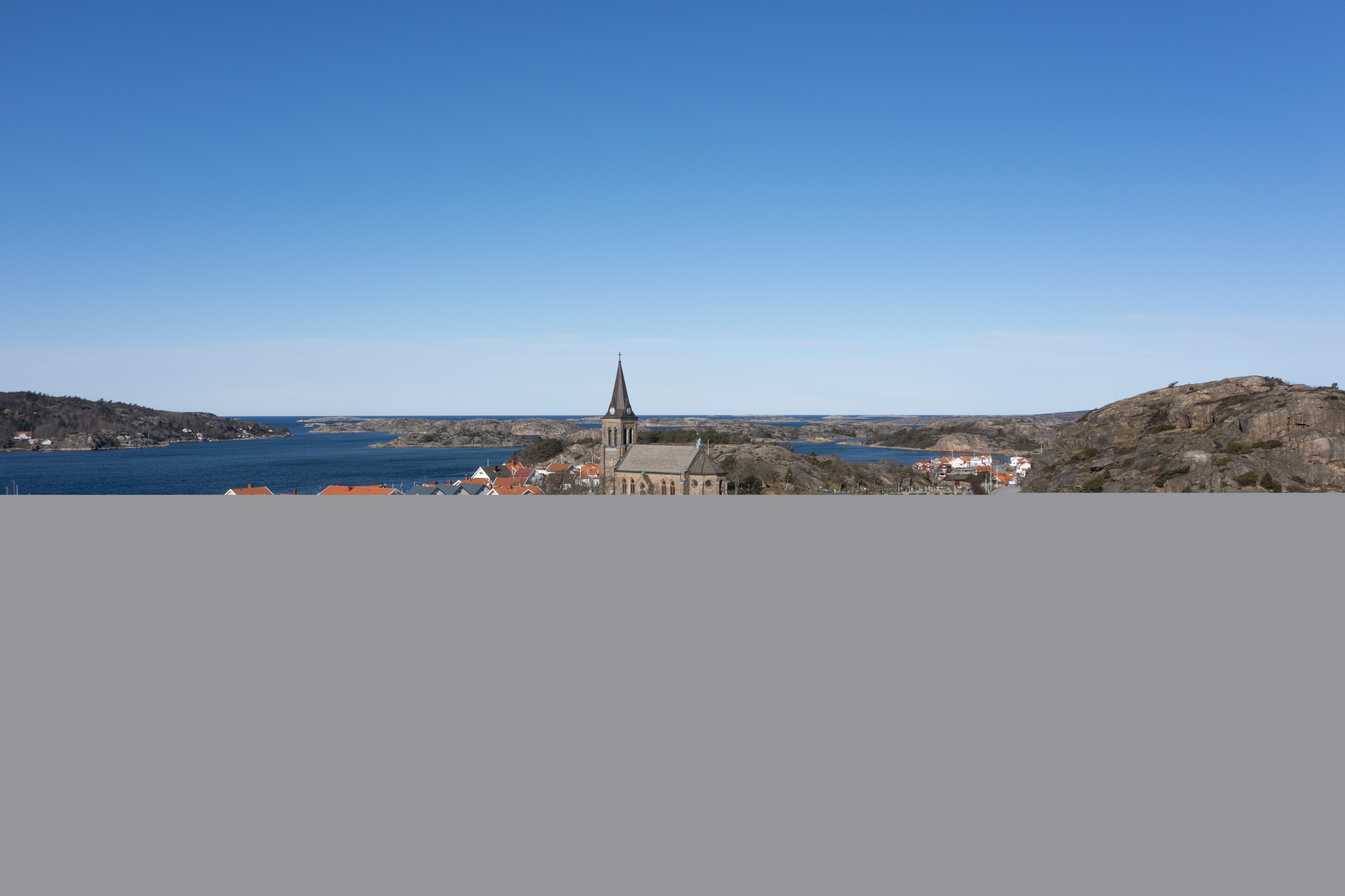 En stenkyrka i en fiskeby vid havet.