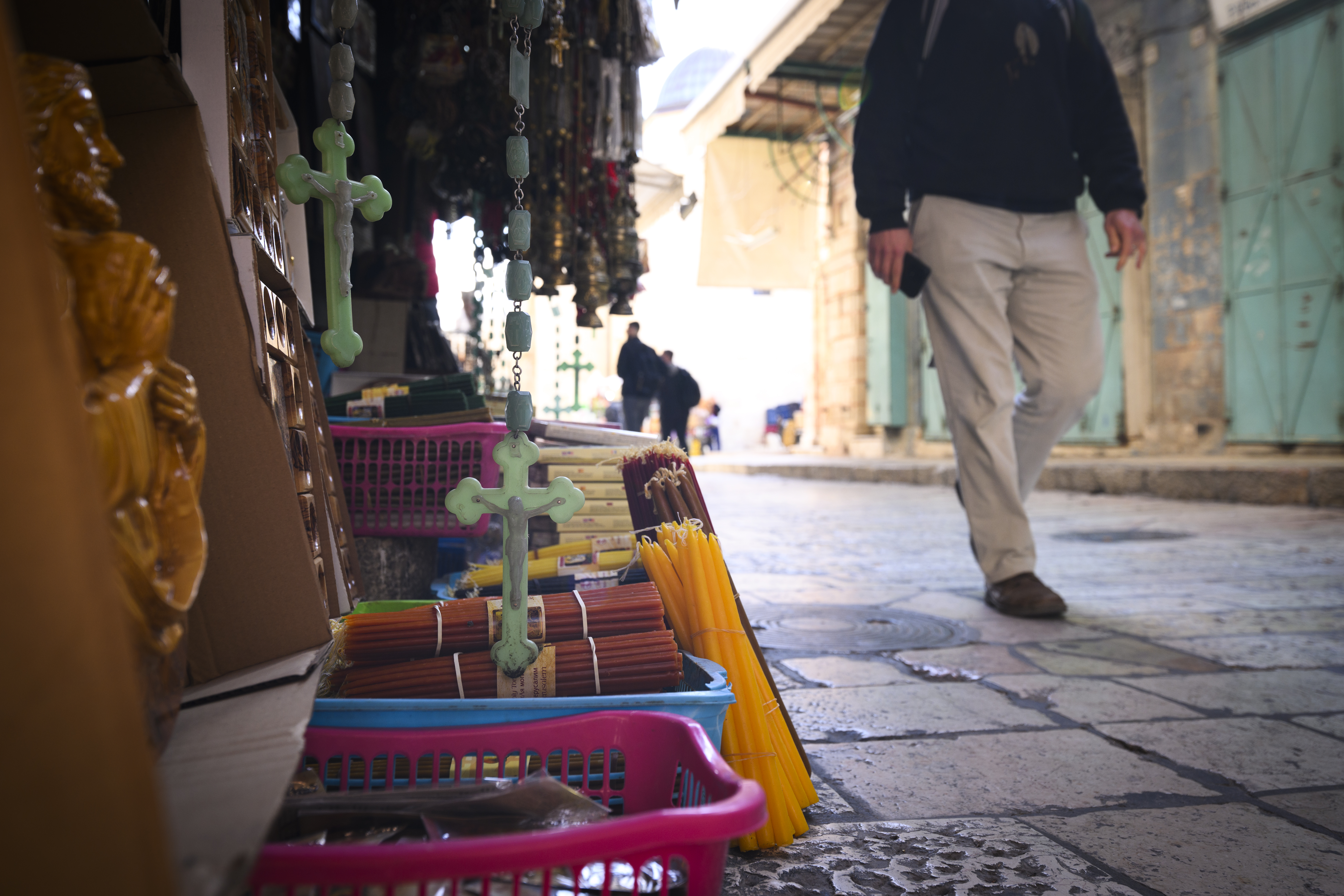 En person går förbi en marknad på gatan.