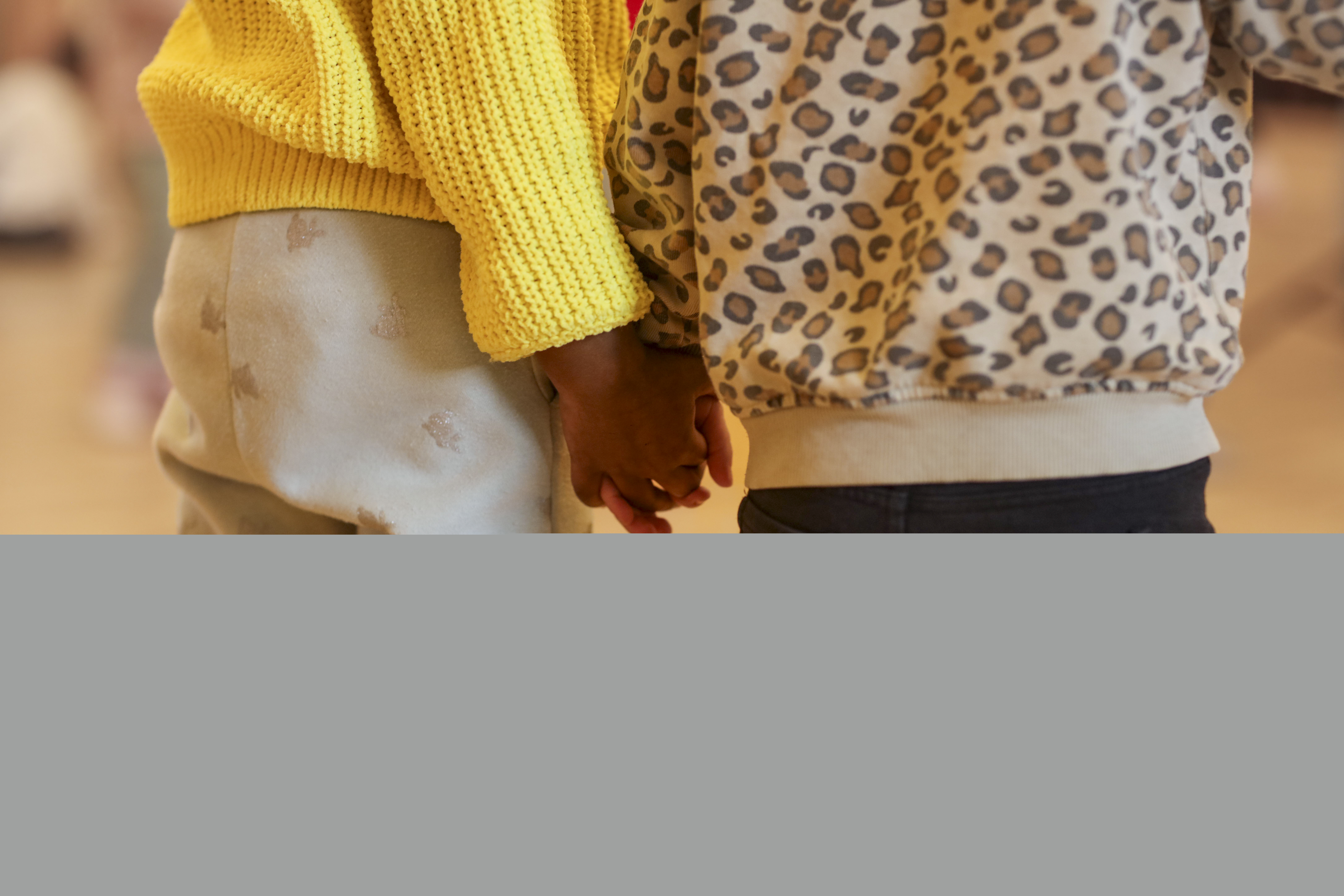 Två barn som håller hand.