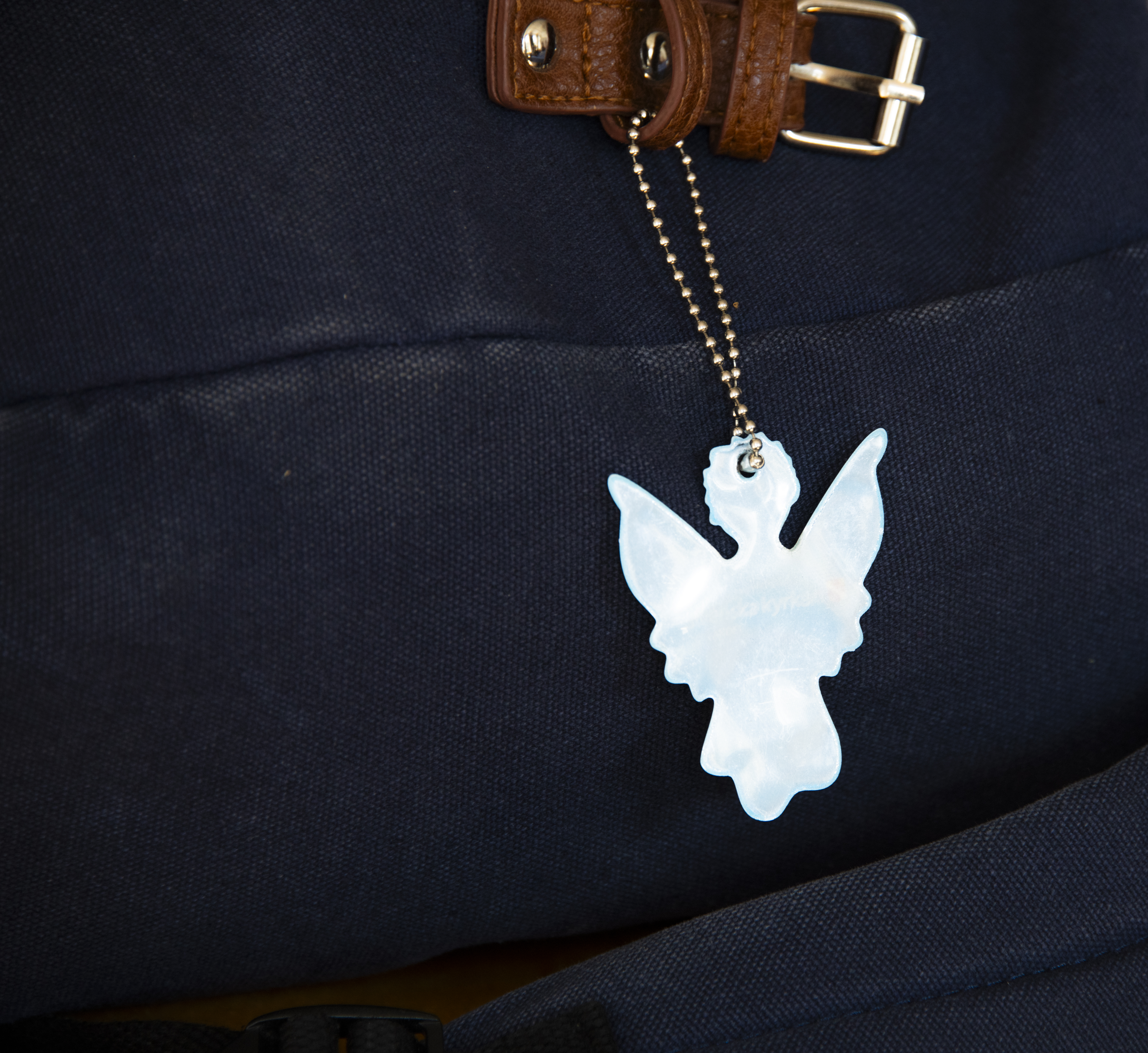 Närbild på en vit reflex i form av en ängel.