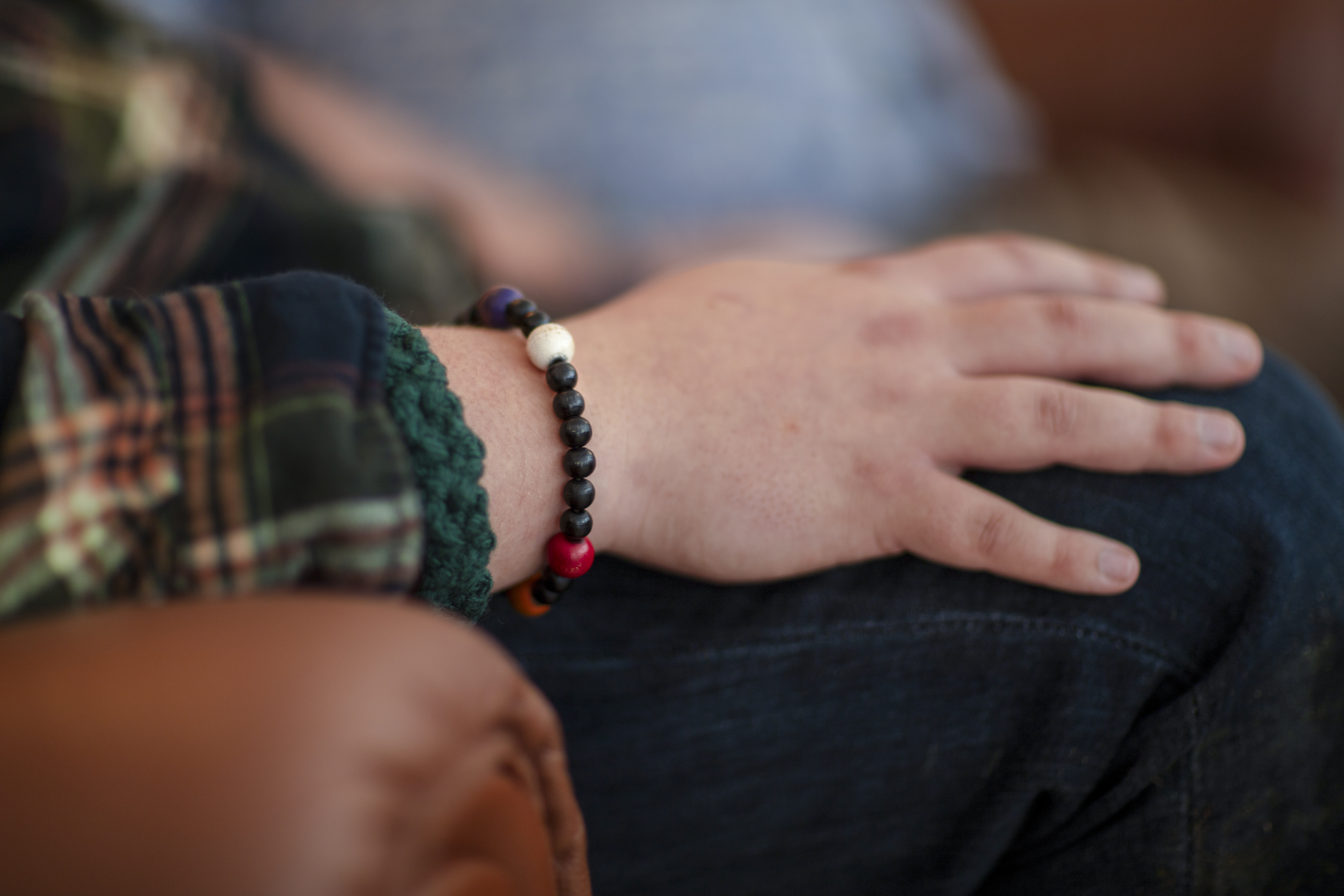 Närbild på en hand med en frälsarkrans runt handleden.