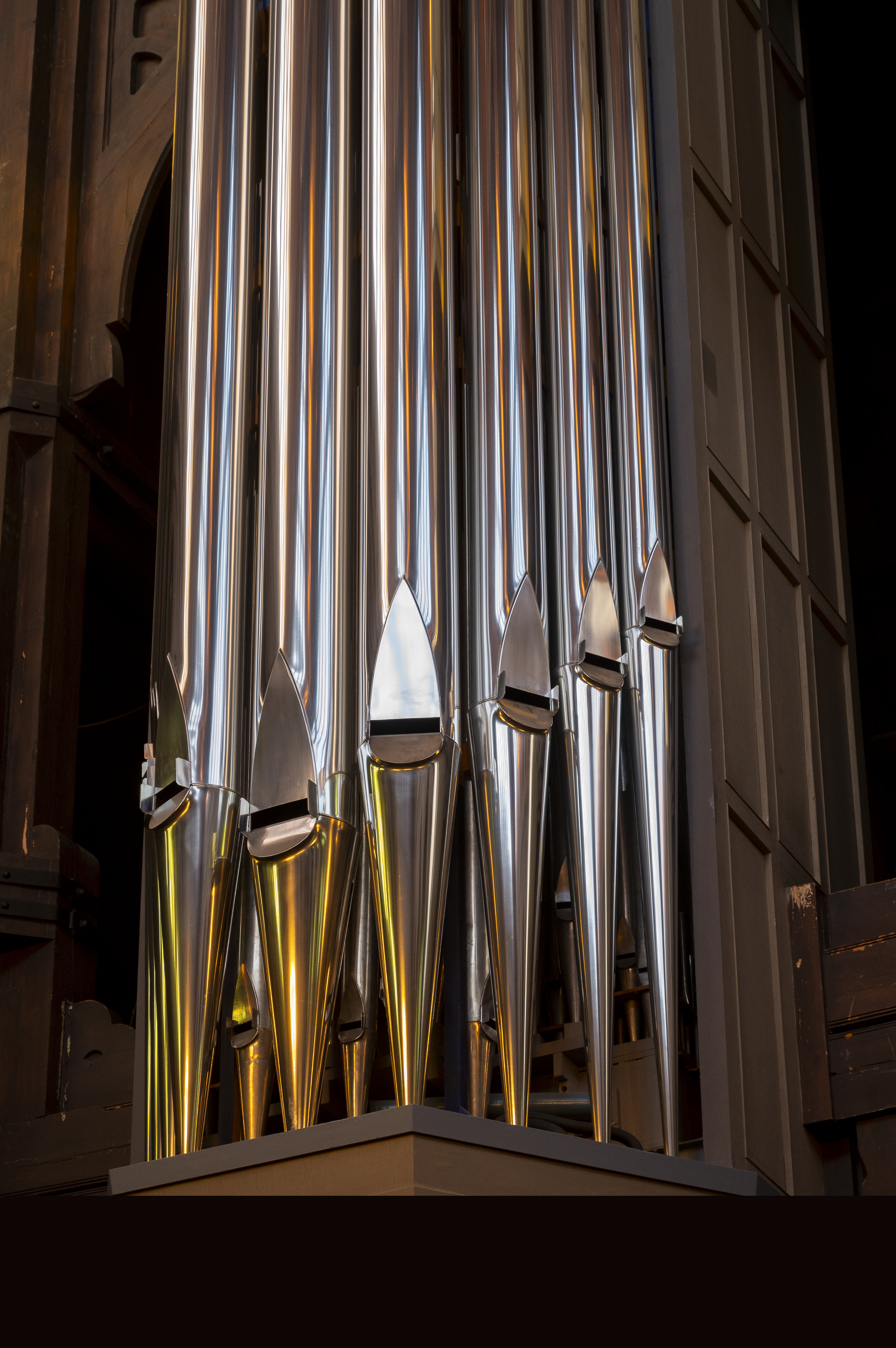 Orgelpipor i silver- och guldfärg.