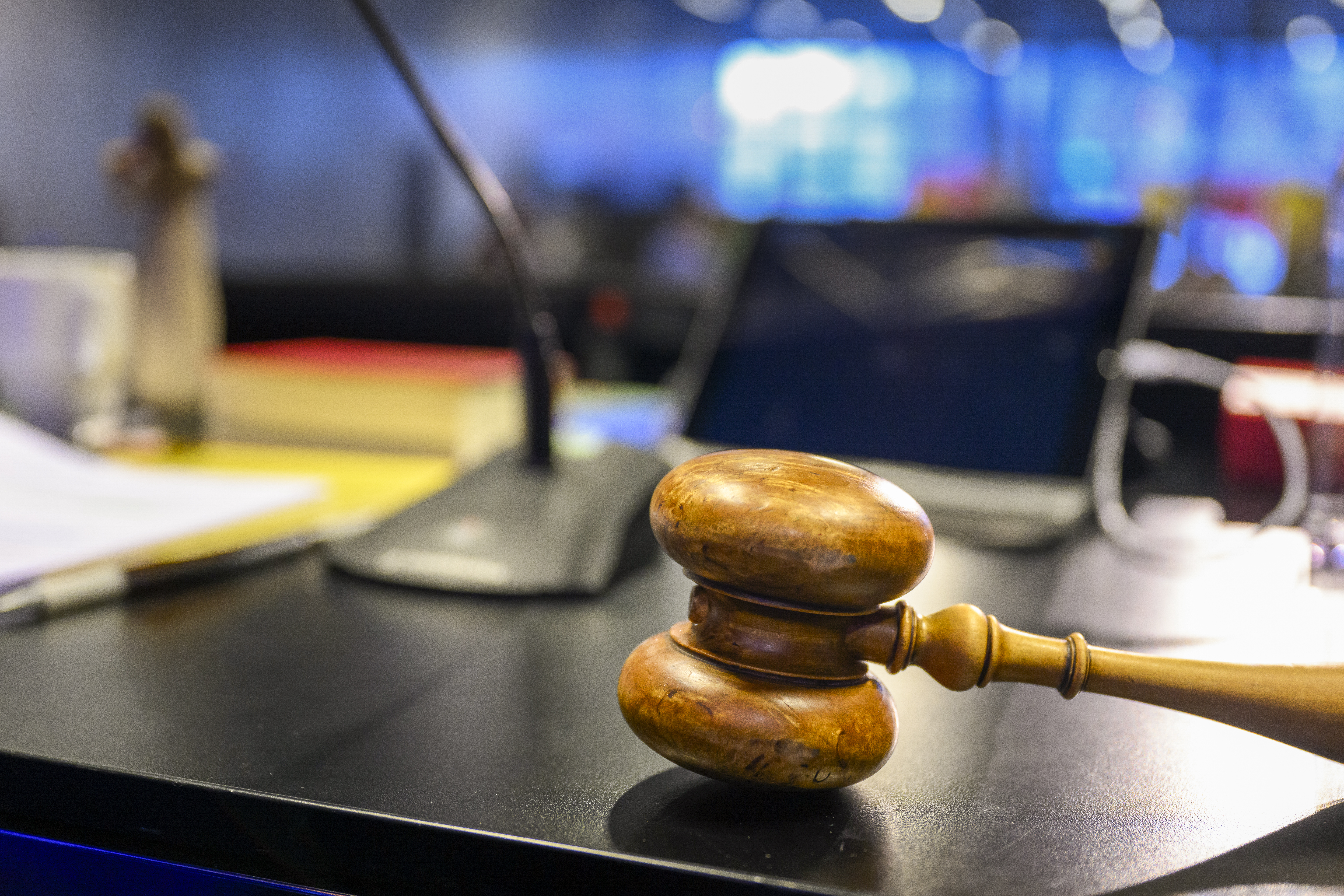 En ordförandeklubba ligger på ett bord.