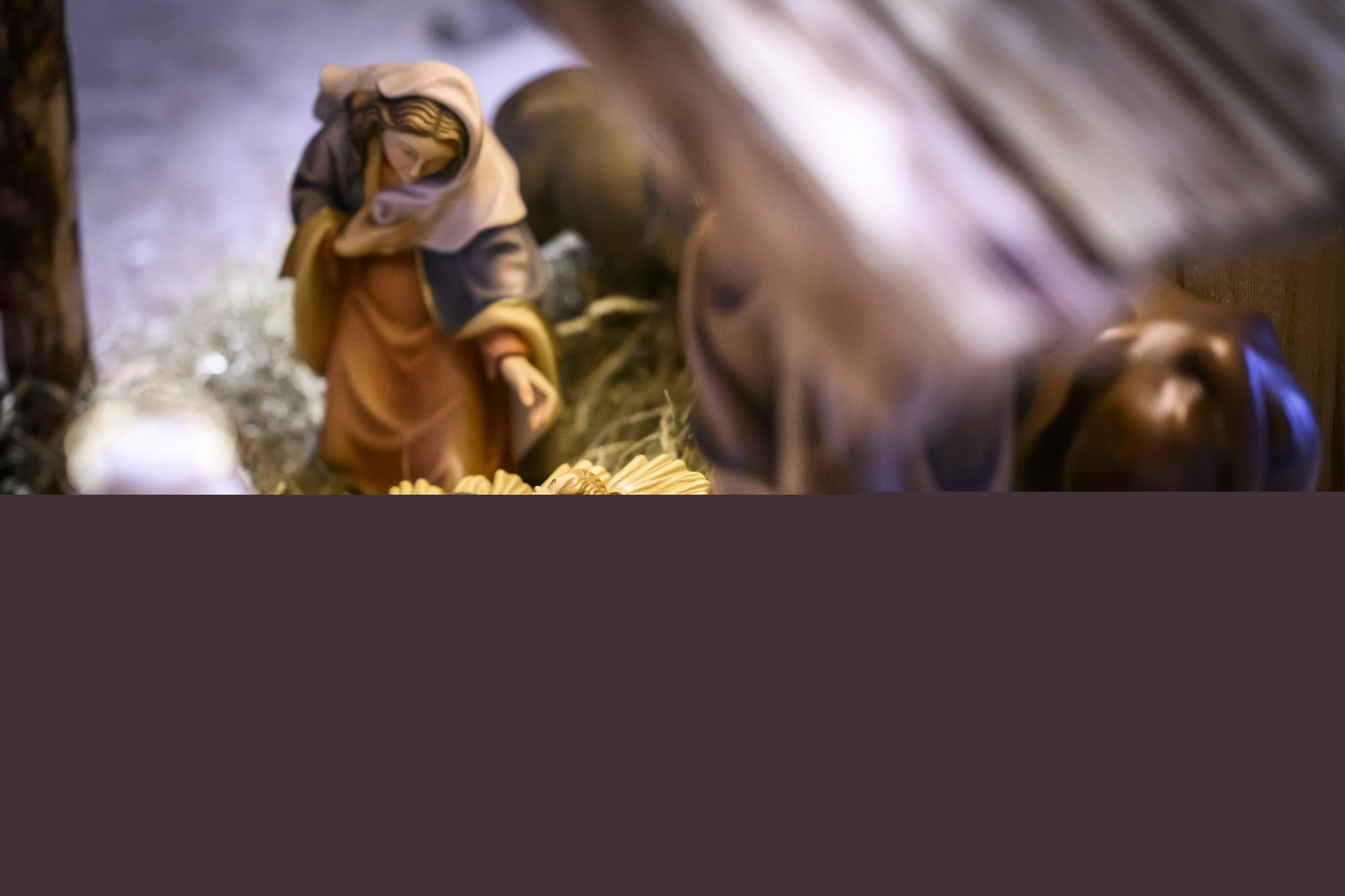 Närbild på en julkrubba.