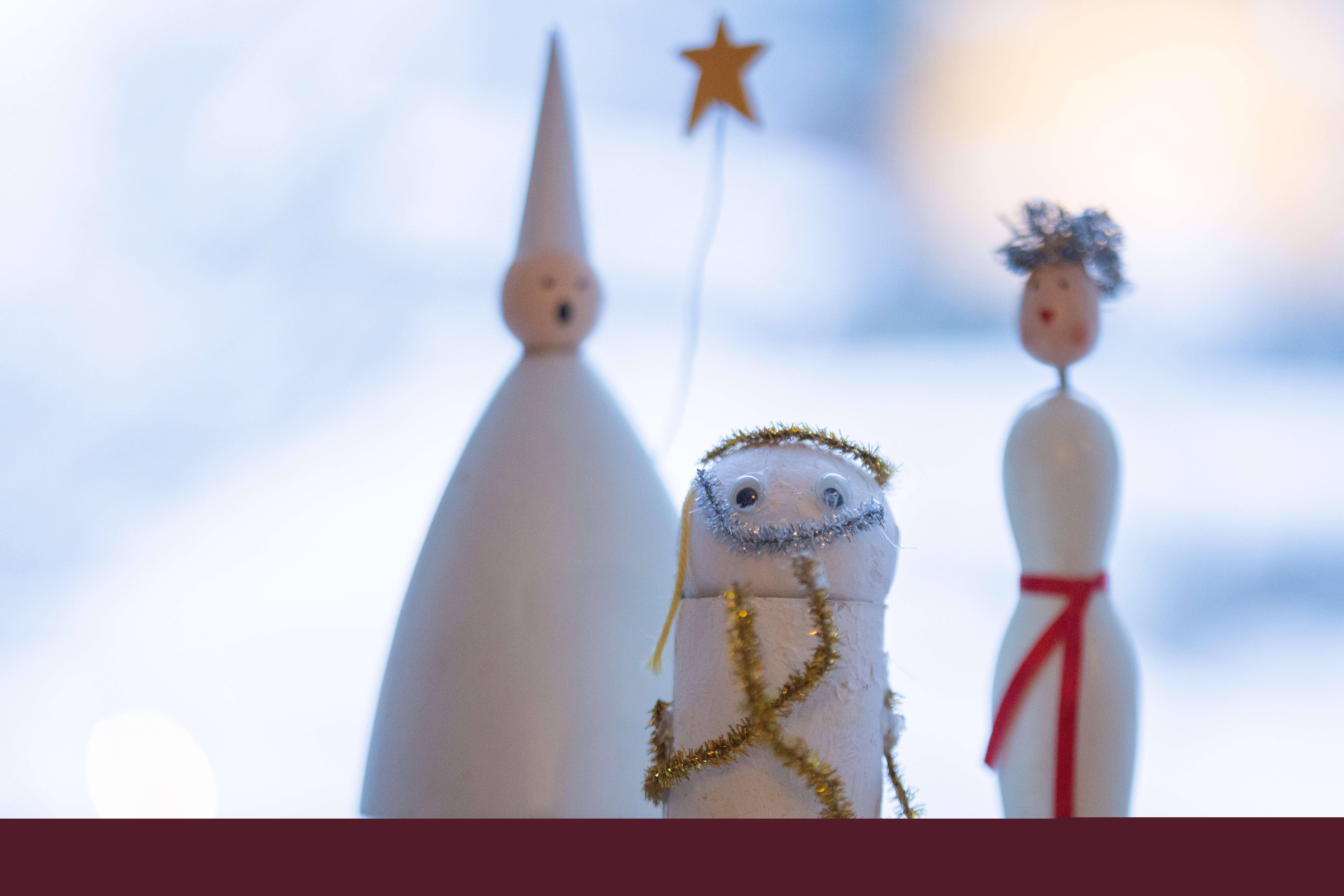 Tre lucia-figurer som någon pysslat ihop.