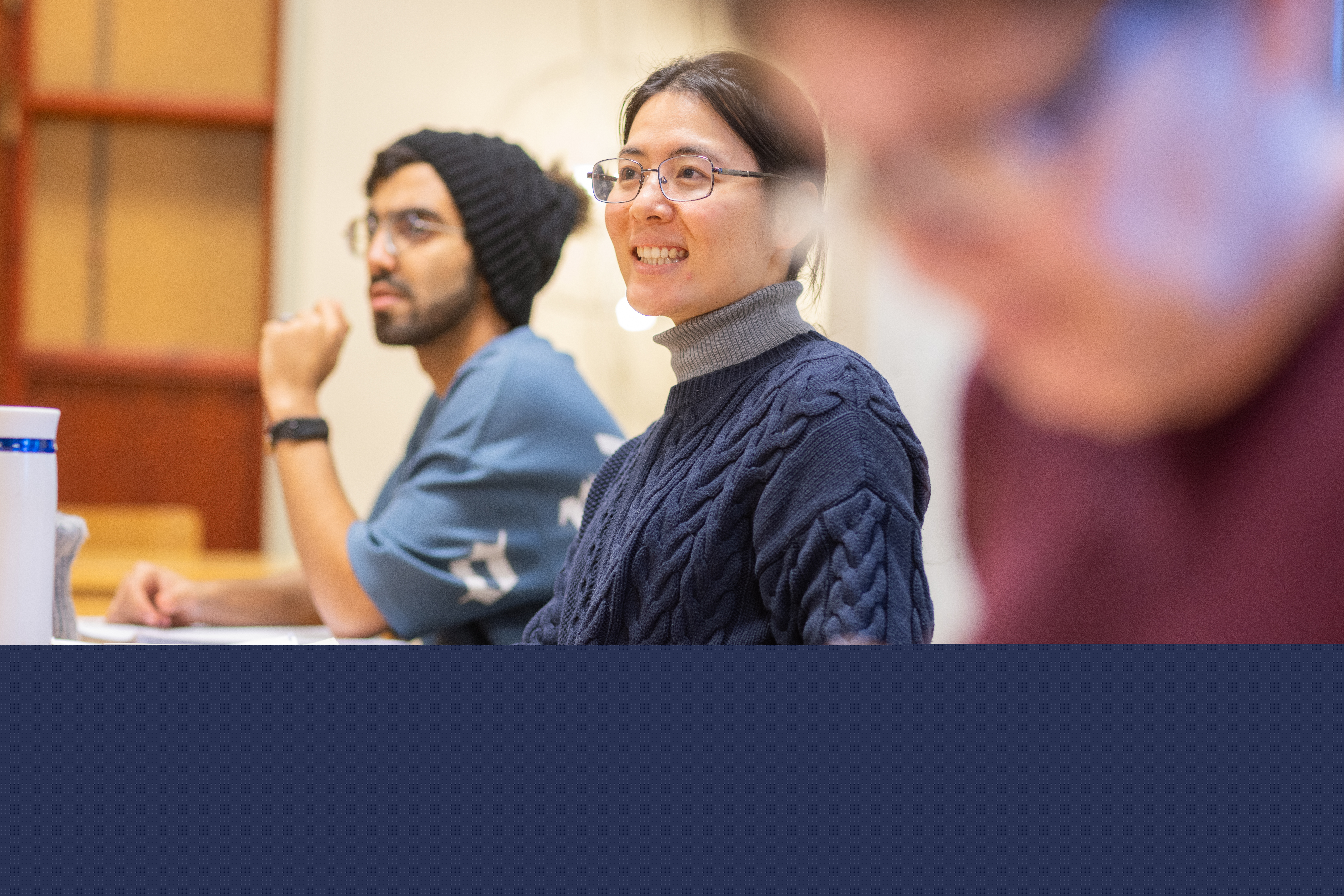 Tre personer sitter vid ett bord.