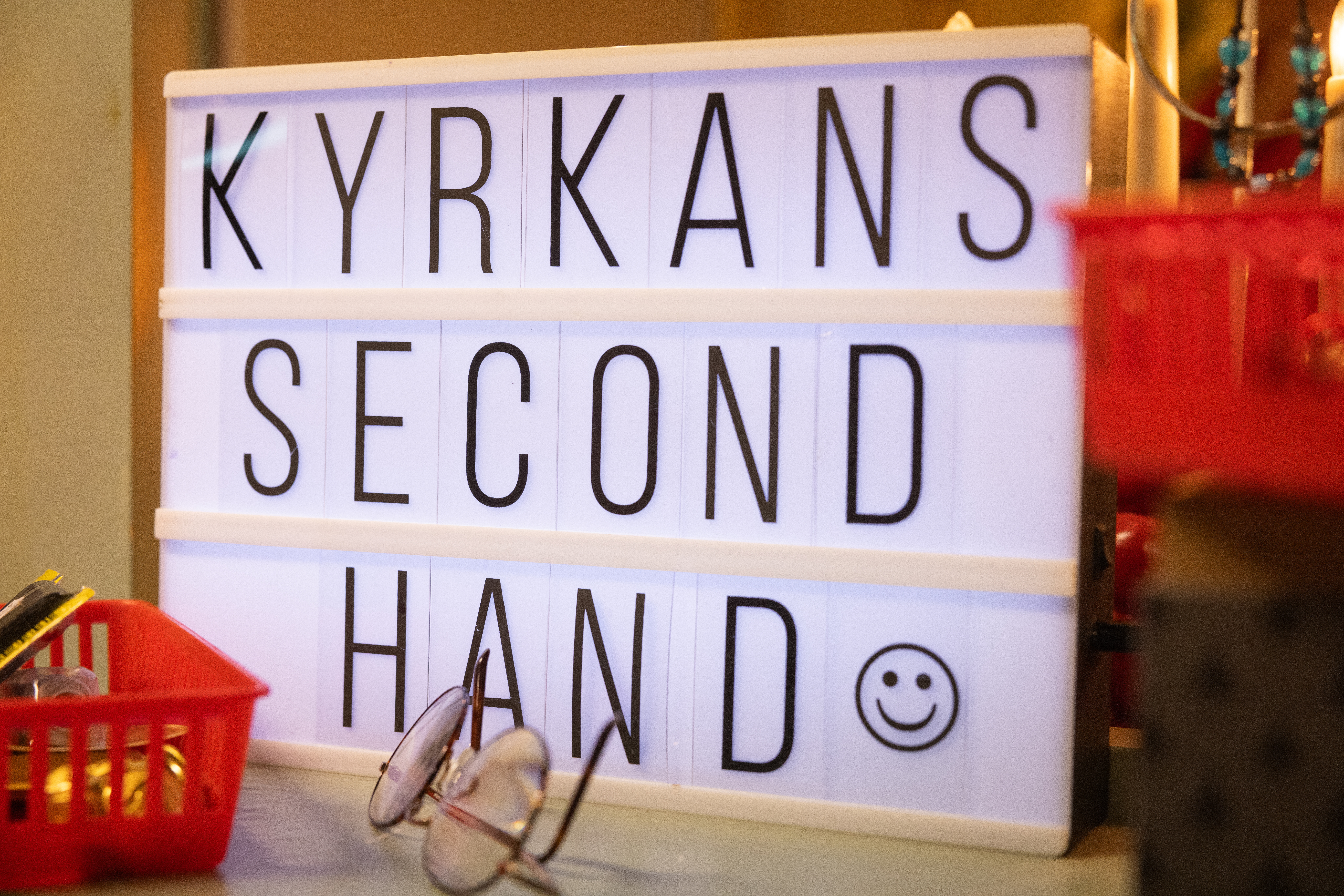 En skylt inomhus med texten Kyrkans second hand.