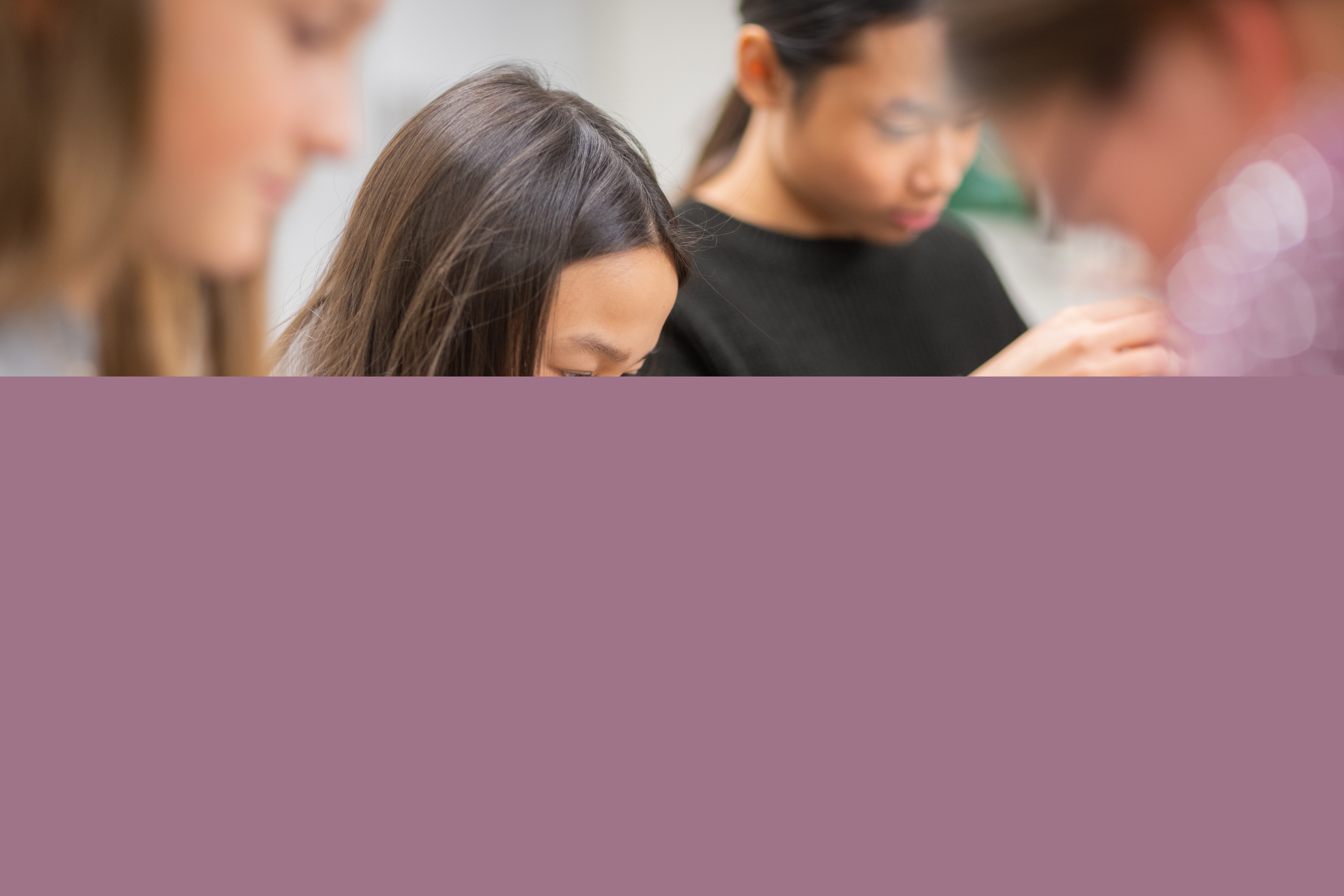 Några flickor pysslar och umgås.