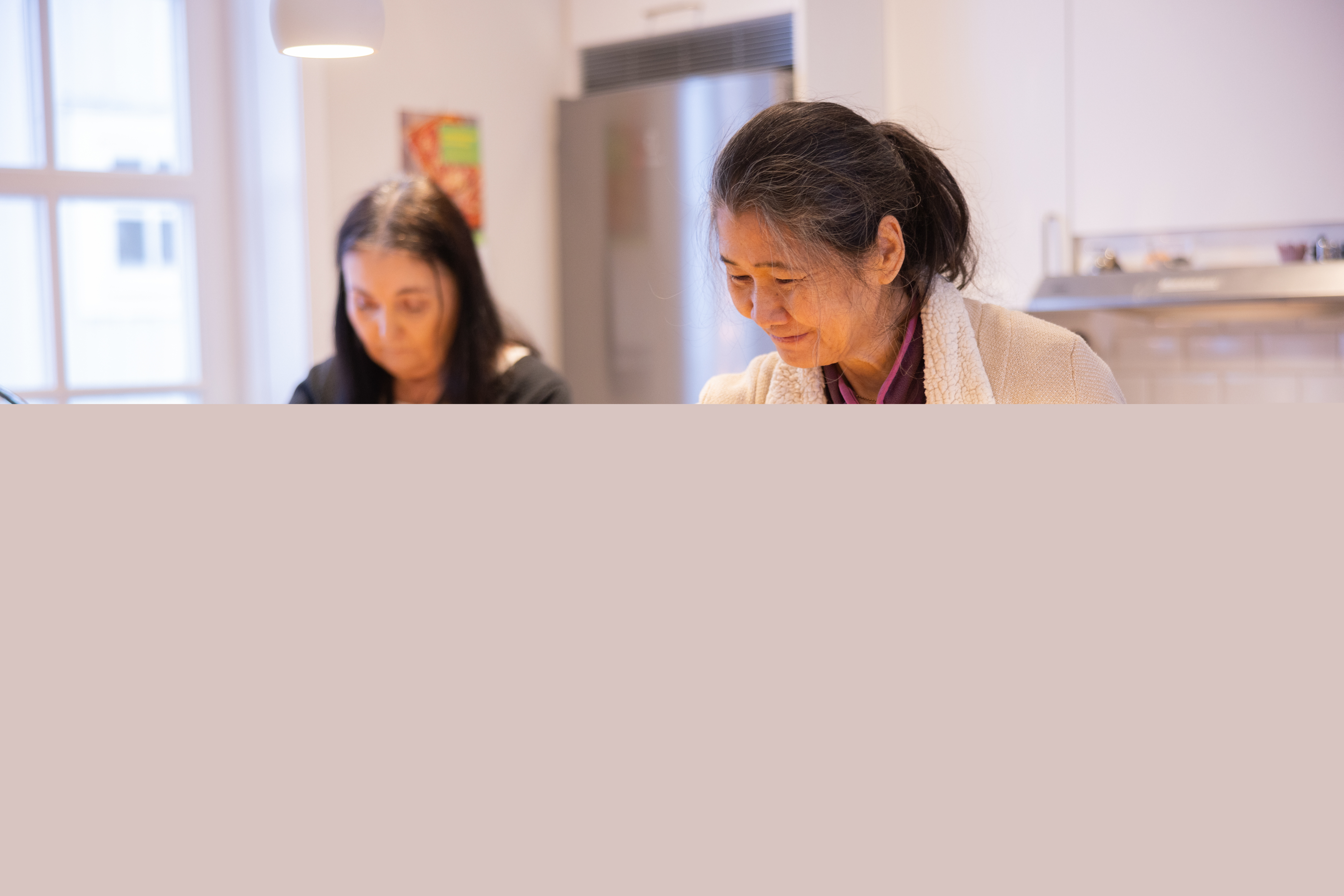 Två kvinnor förbereder fika i ett kök.