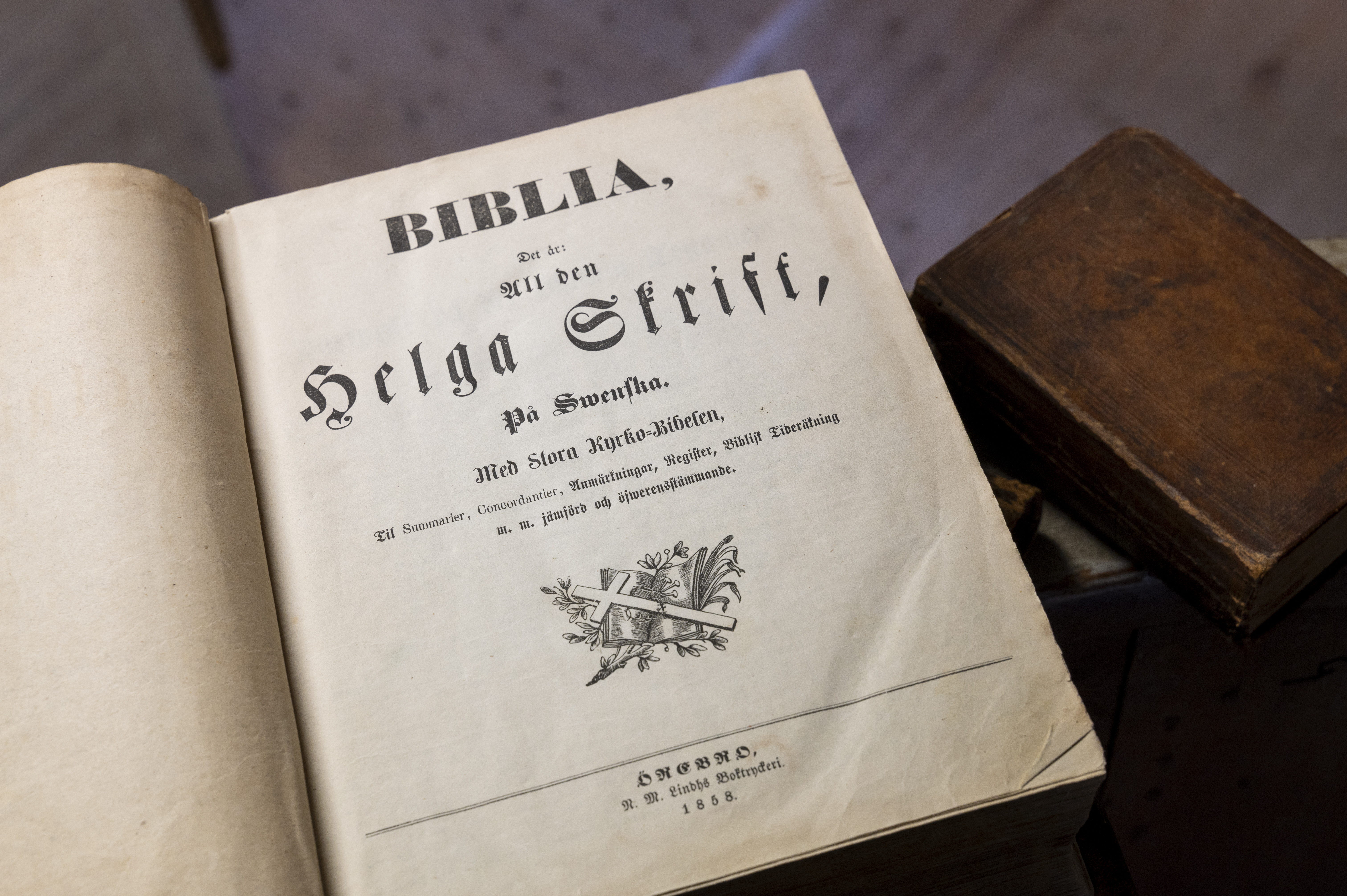 Närbild på en uppslagen gammal bibel.