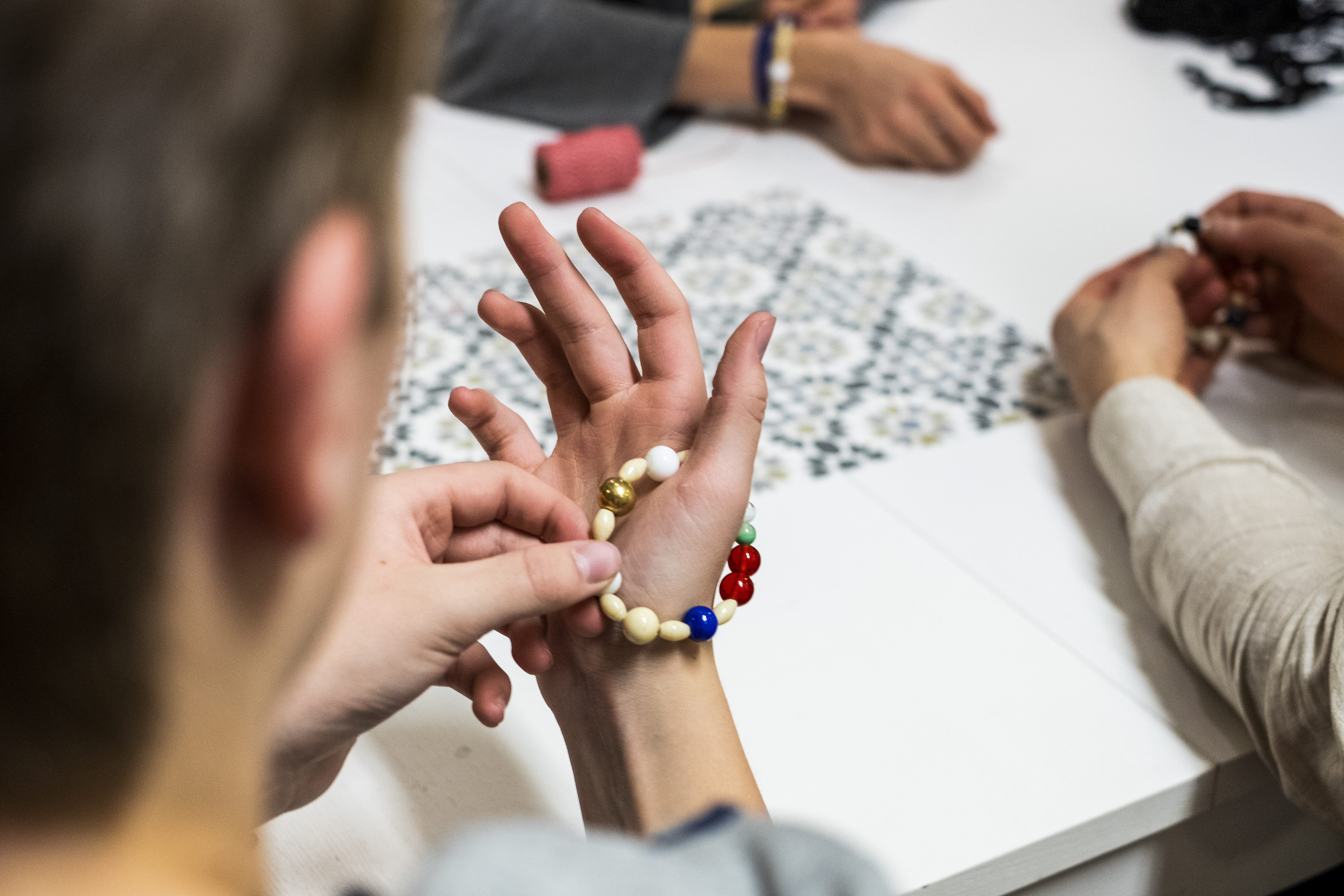 En person sitter med en frälsarkrans runt ena tummen.