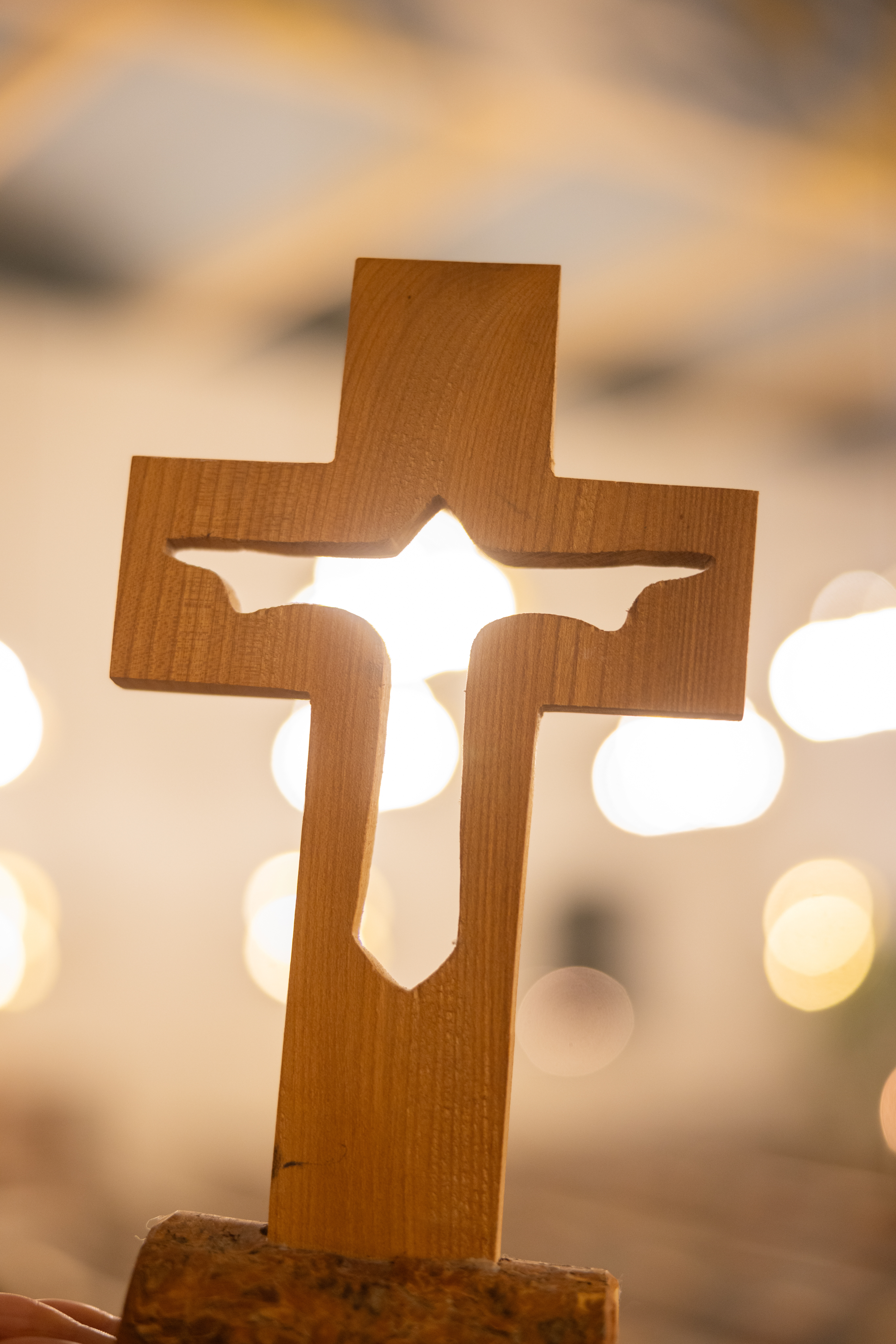 Ett uppståndelsekors i trä. Ljus strålar genom korset.