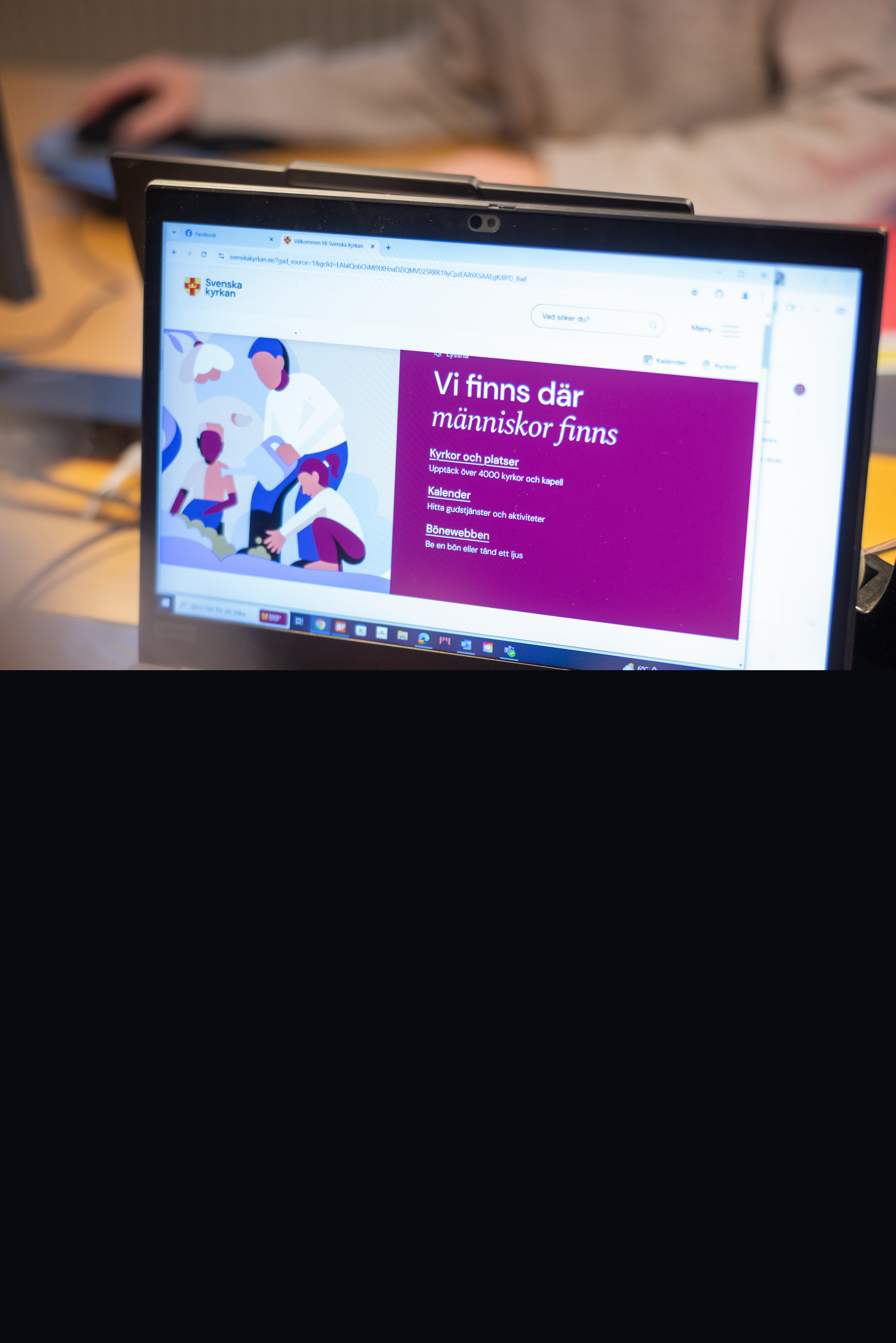 En person sitter vid en dator och skriver.