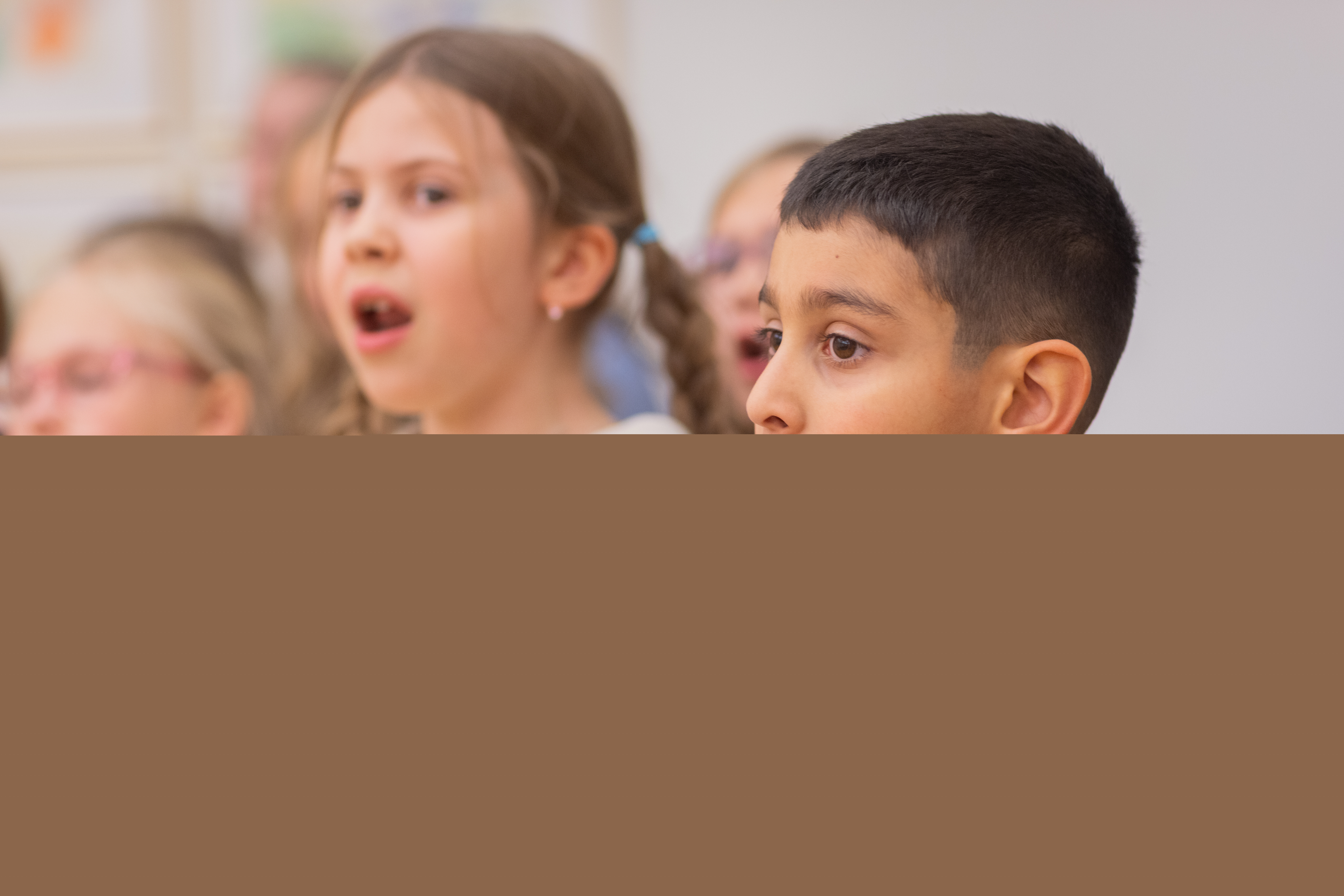 Närbild på sjungande barn i en barnkör.