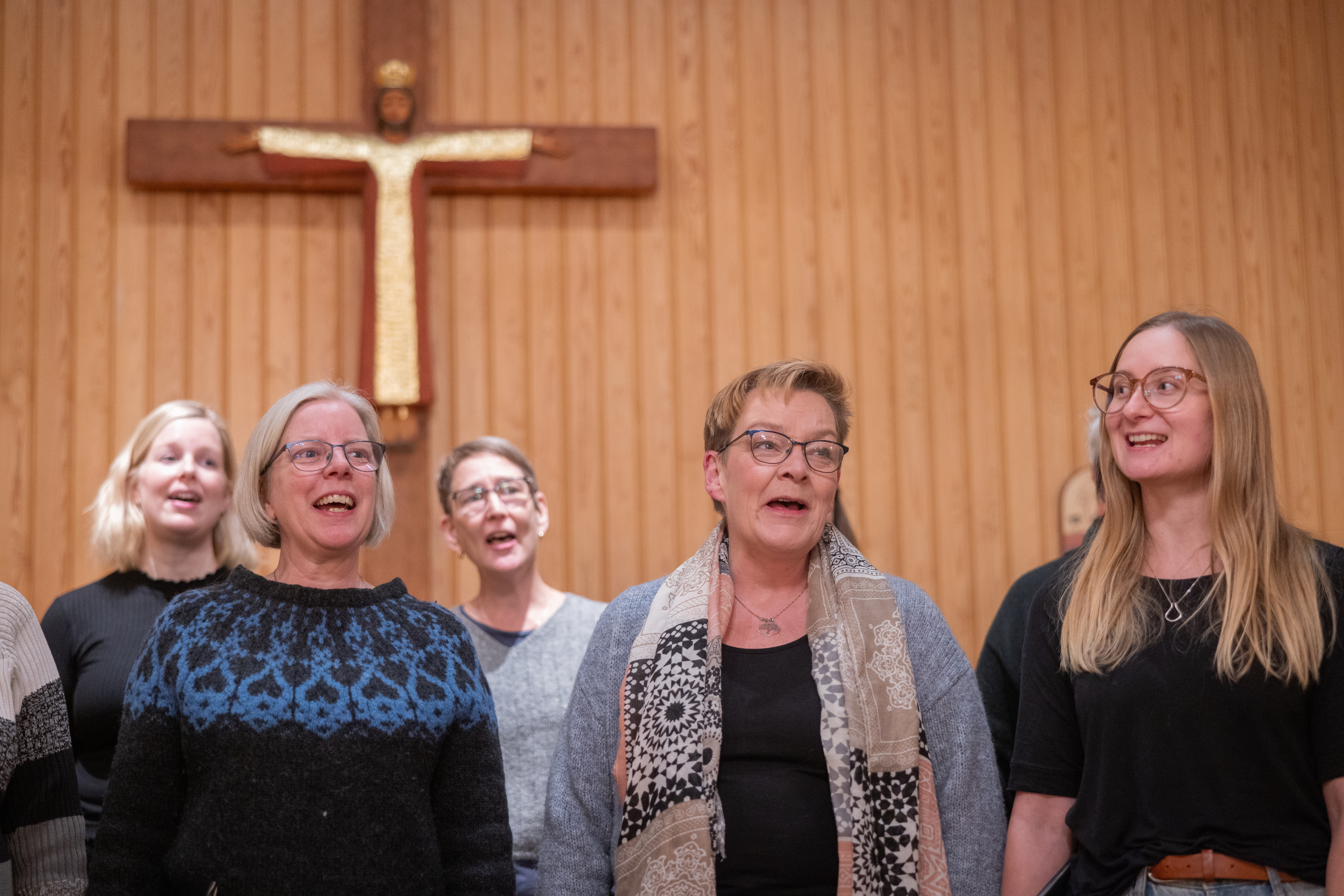 En damkör sjunger i en kyrka.