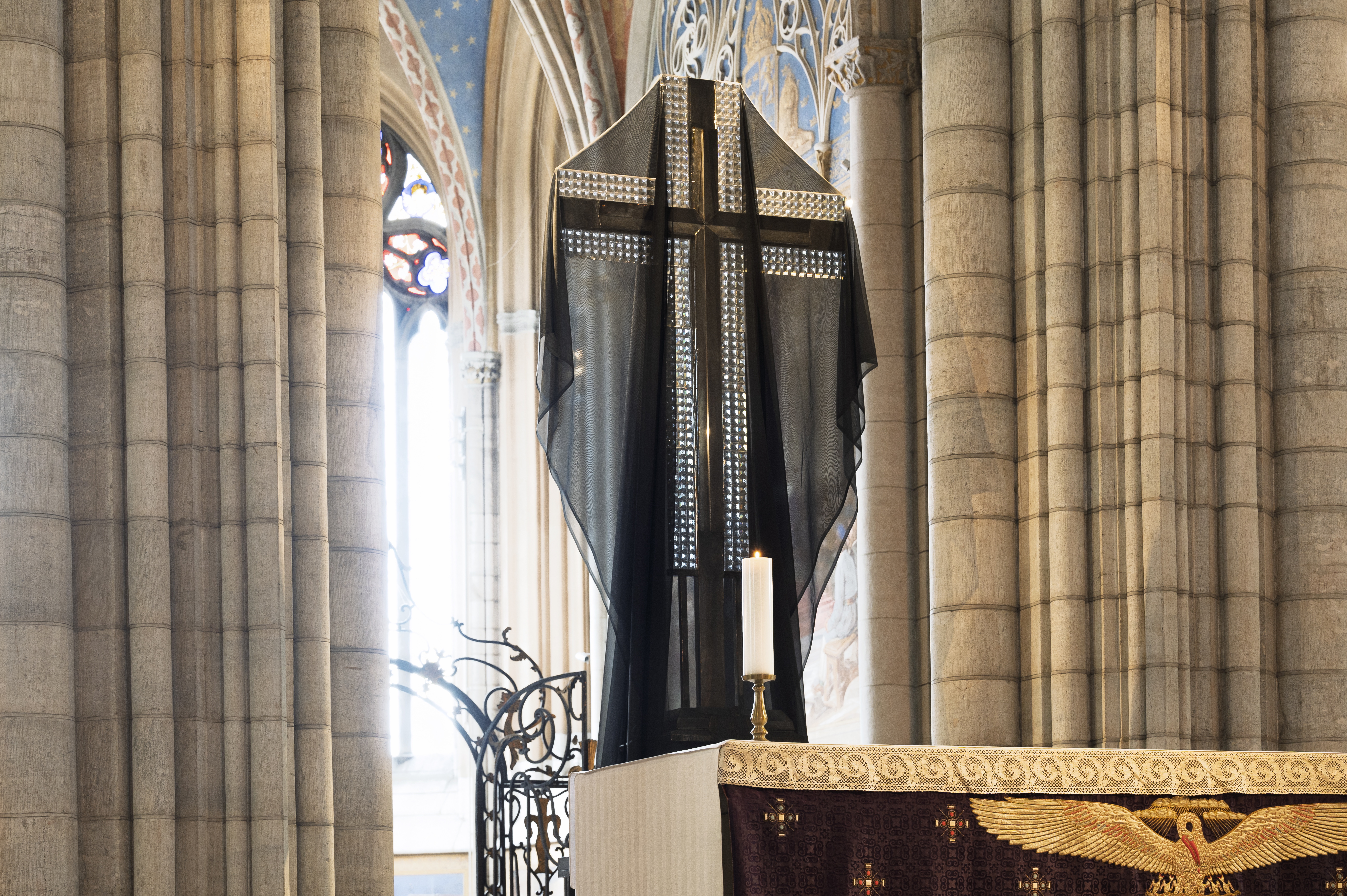 Altarkorset i Uppsala domkyrka täckt med tunt svart tyg.
