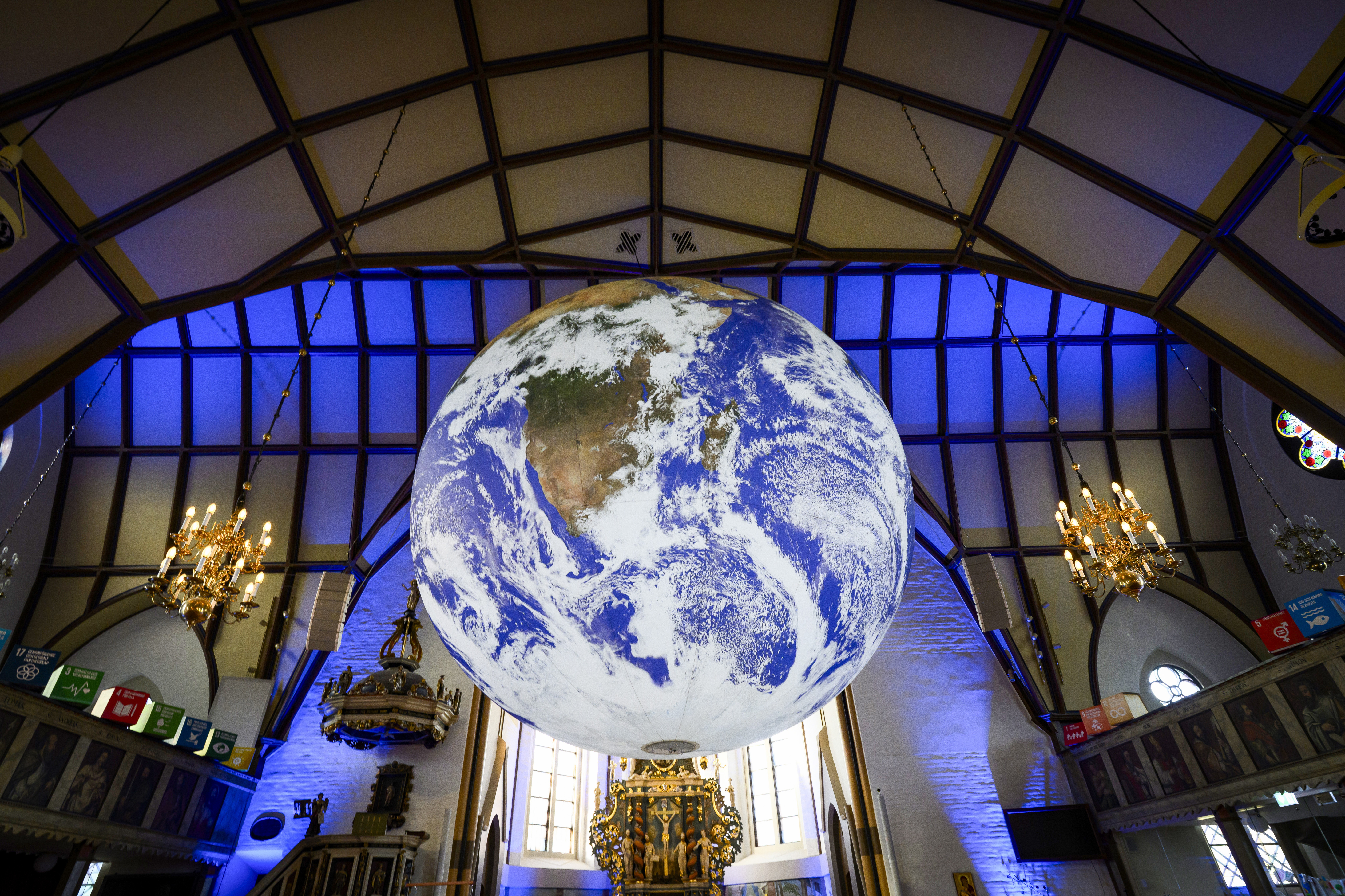 Konstverket Gaia (en stor jordglob 7m i diameter) hänger inne rån taket i Fässbergs kyrka.