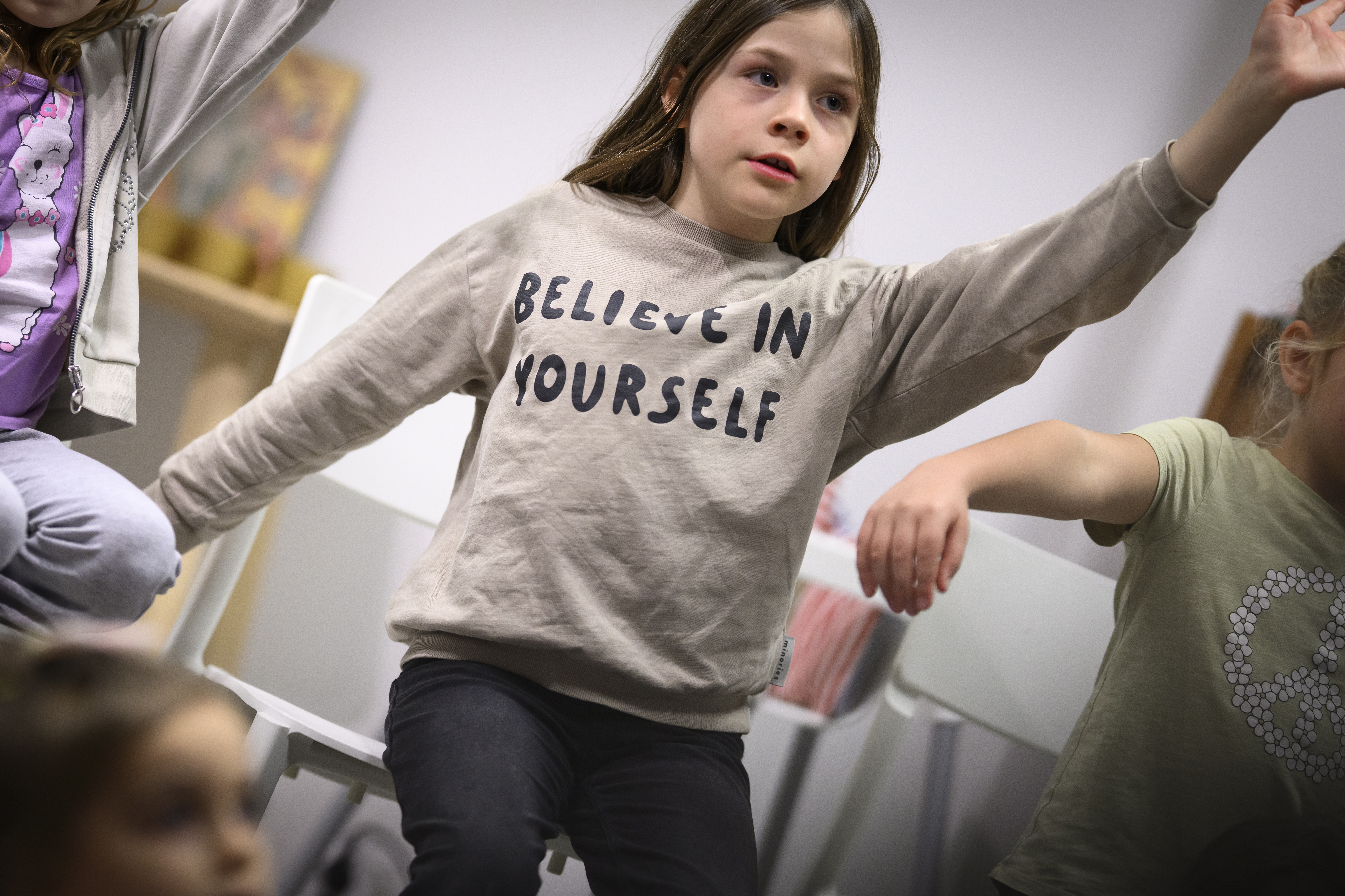 En skolflicka. På hennes tröja står det "Belive in yourself".