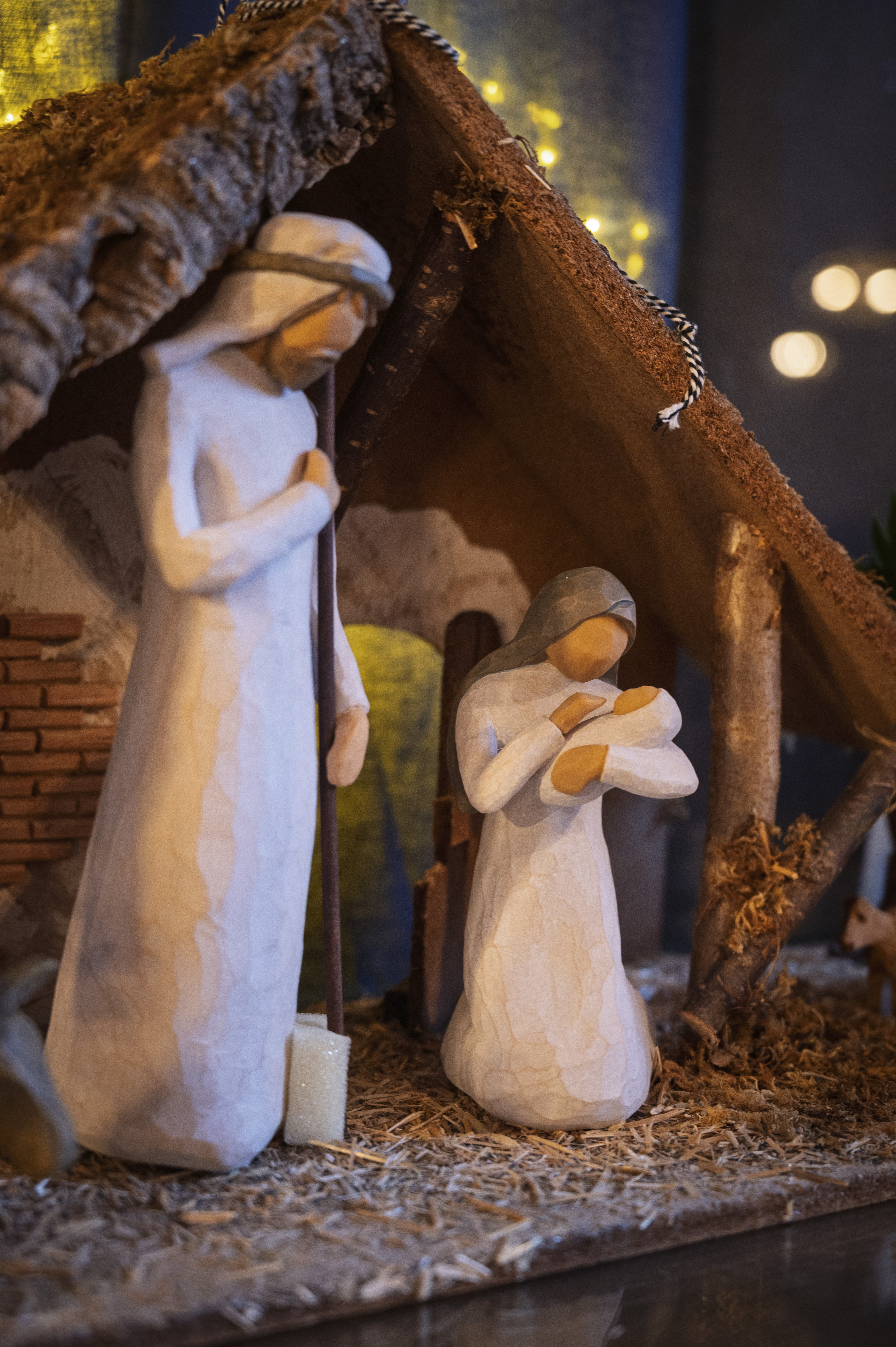 En krubba med en stående Josef och en knäböjande Maria som håller Jesusbarnet ömt i famnen. 